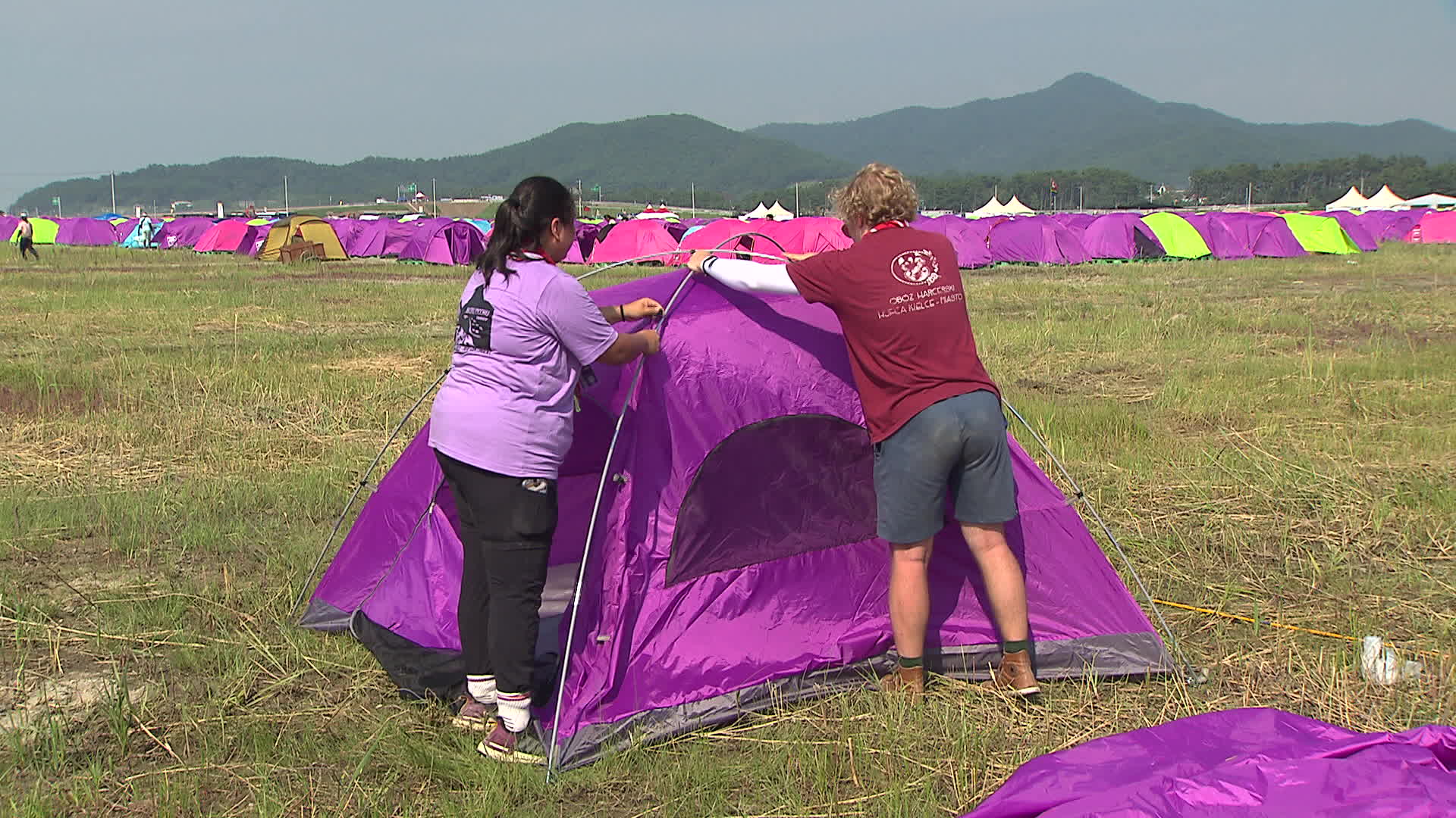 전북 부안군 새만금 잼버리 야영장에 텐트를 치는 외국인 참가자들.