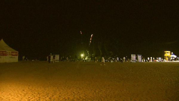 지난달(7월) 28일, 강릉 경포해수욕장에서 피서객이 불꽃놀이를 하고 있다. (촬영기자 : 박영웅)