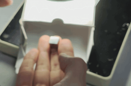 중국 화중과학기술대 연구팀이 공개한 초전도체 모습. 자석을 가까이 가져가자 물질이 공중에 떴다고 설명한 영상. (출처: 빌리빌리)
