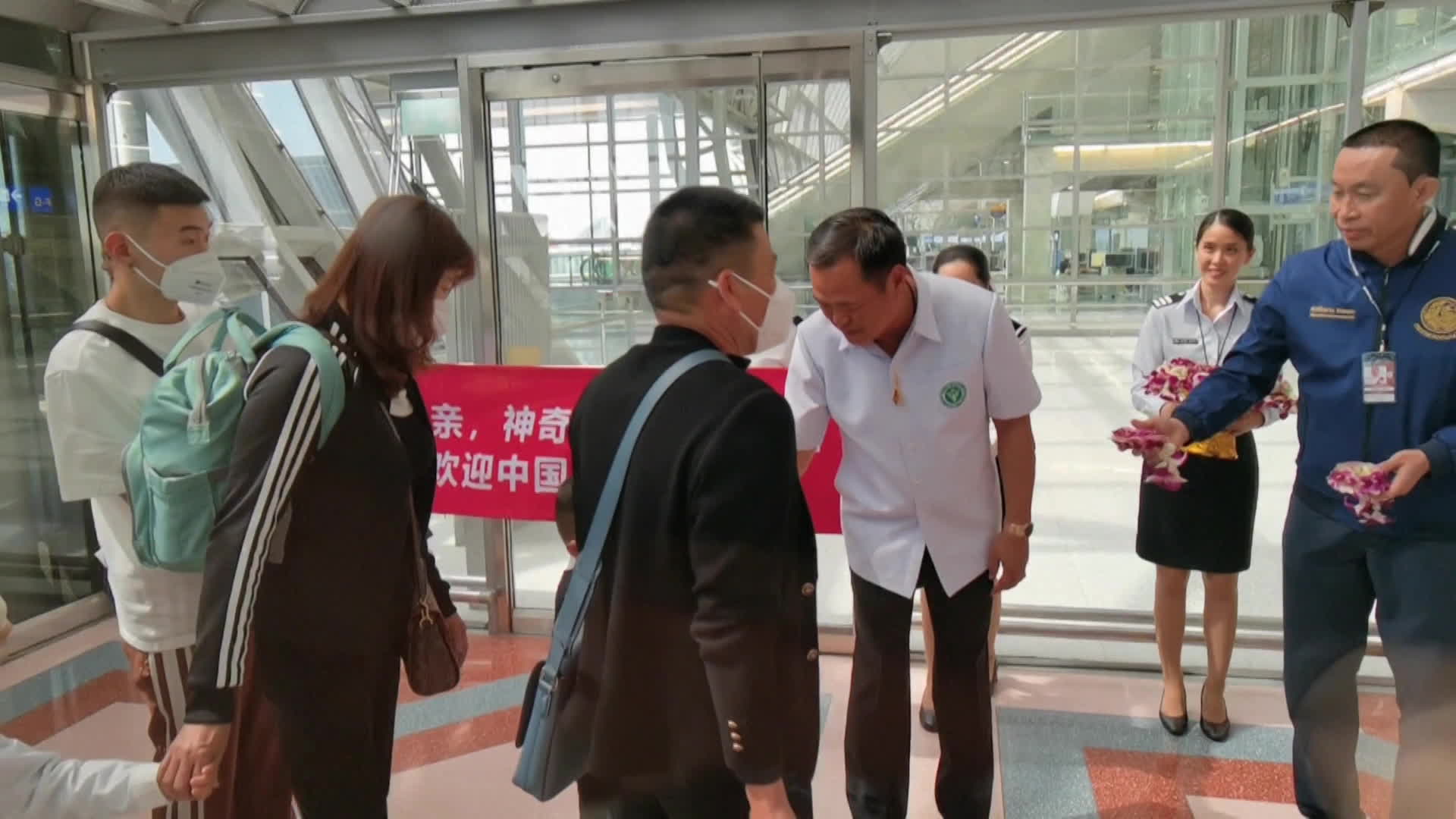 태국 관광 당국 관계자들이 지난 2월 방콕 공항에서 태국을 방문한 중국인 관광객들을 환영하고 있다. (중국 CCTV 캡처)