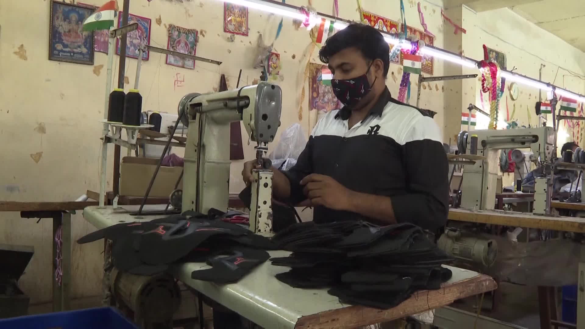 인도의 신발 제조 공장.