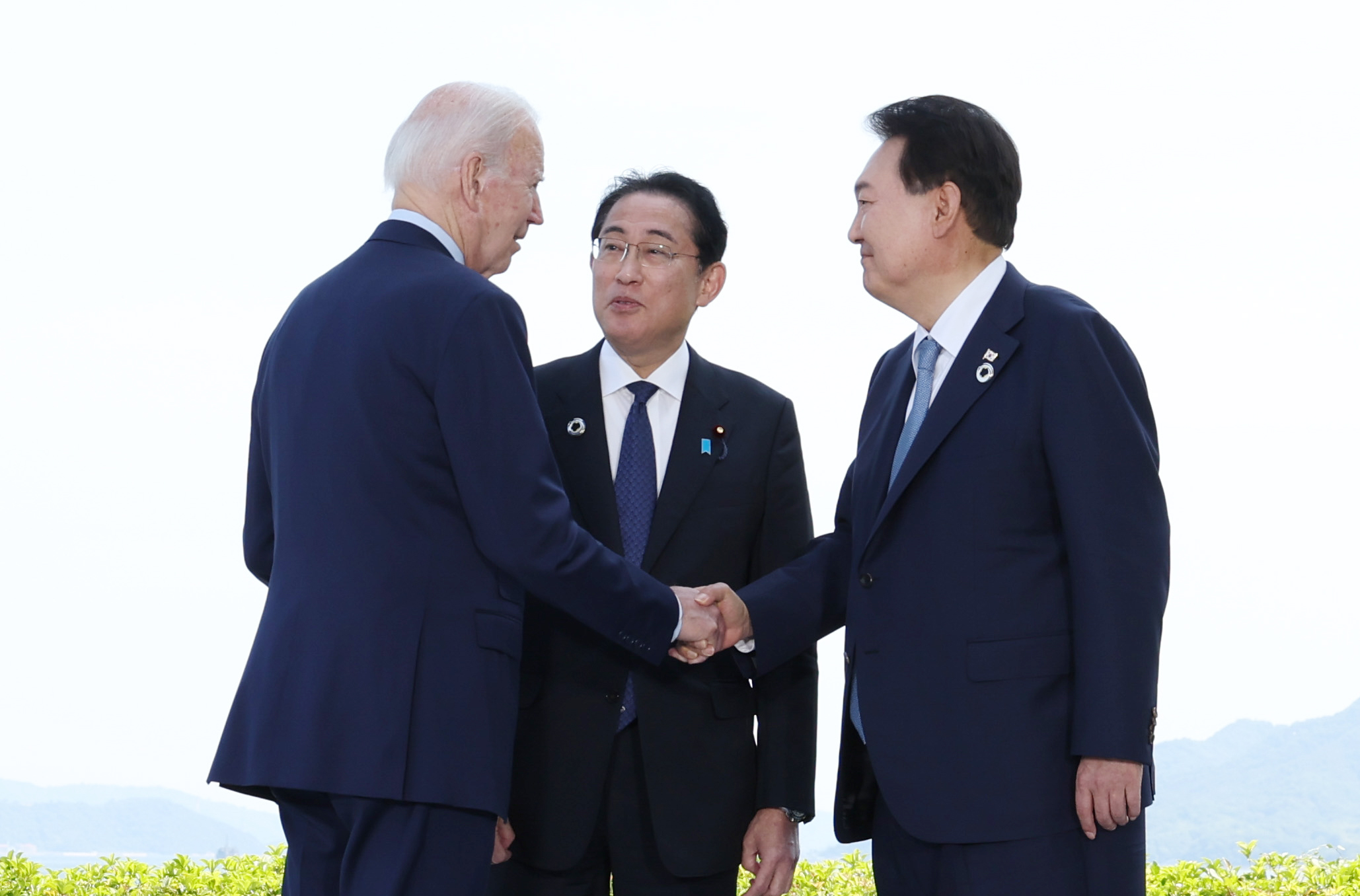 5월 21일 일본 히로시마에서 열린 주요7개국(G7) 참석 계기에 회동한 한미일 3국 정상. 이들은 넉 달 만인 오는 18일 미국 워싱턴 D.C 인근 캠프데이비드에서 다시 만난다.