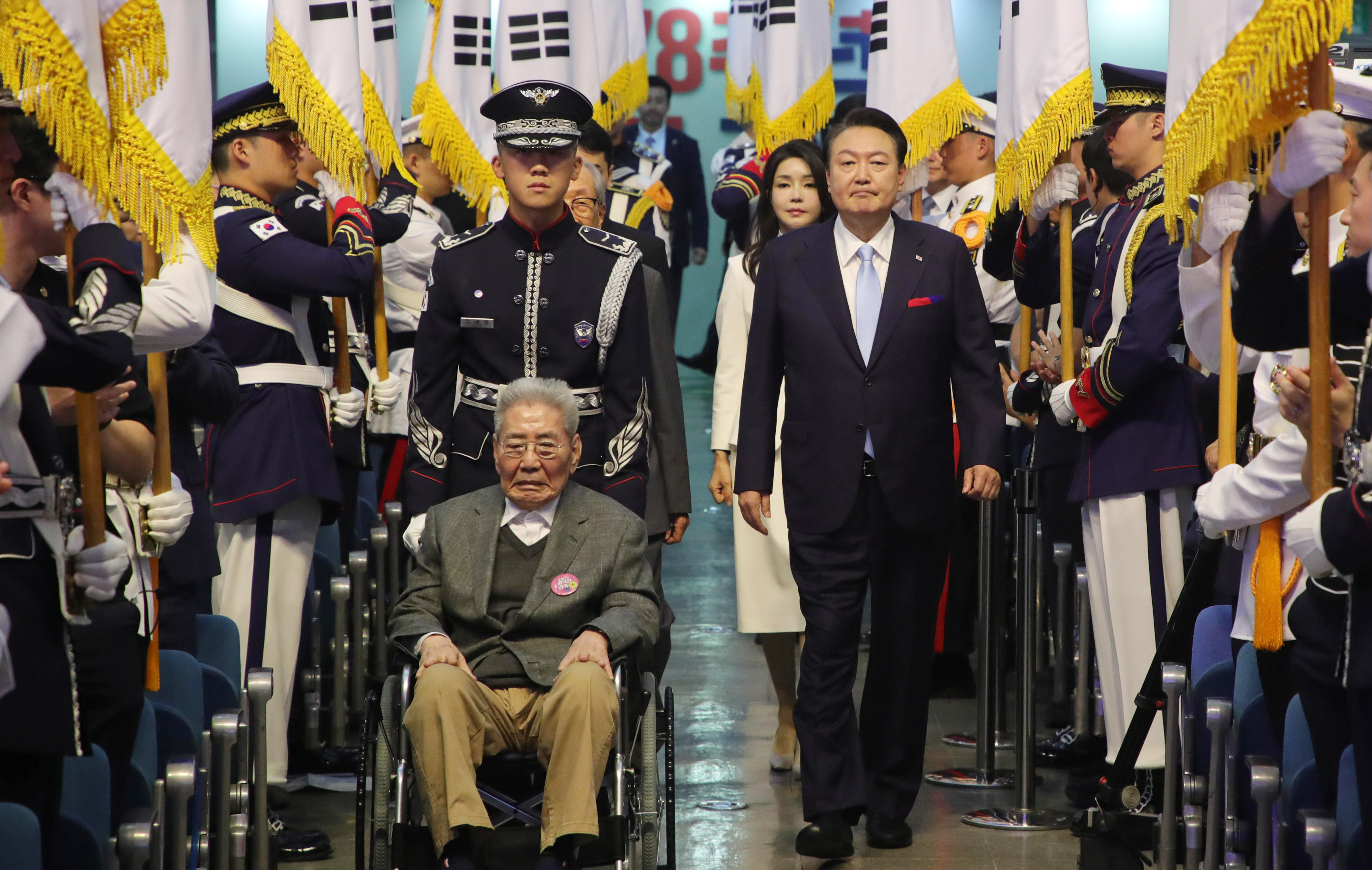 윤석열 대통령과 김건희 여사가 15일 서울 서대문구 이화여대 대강당에서 열린 제78주년 광복절 경축식에 오성규, 김영관 애국지사와 함께 입장하고 있다. 2023.8.15 [대통령실통신사진기자단]