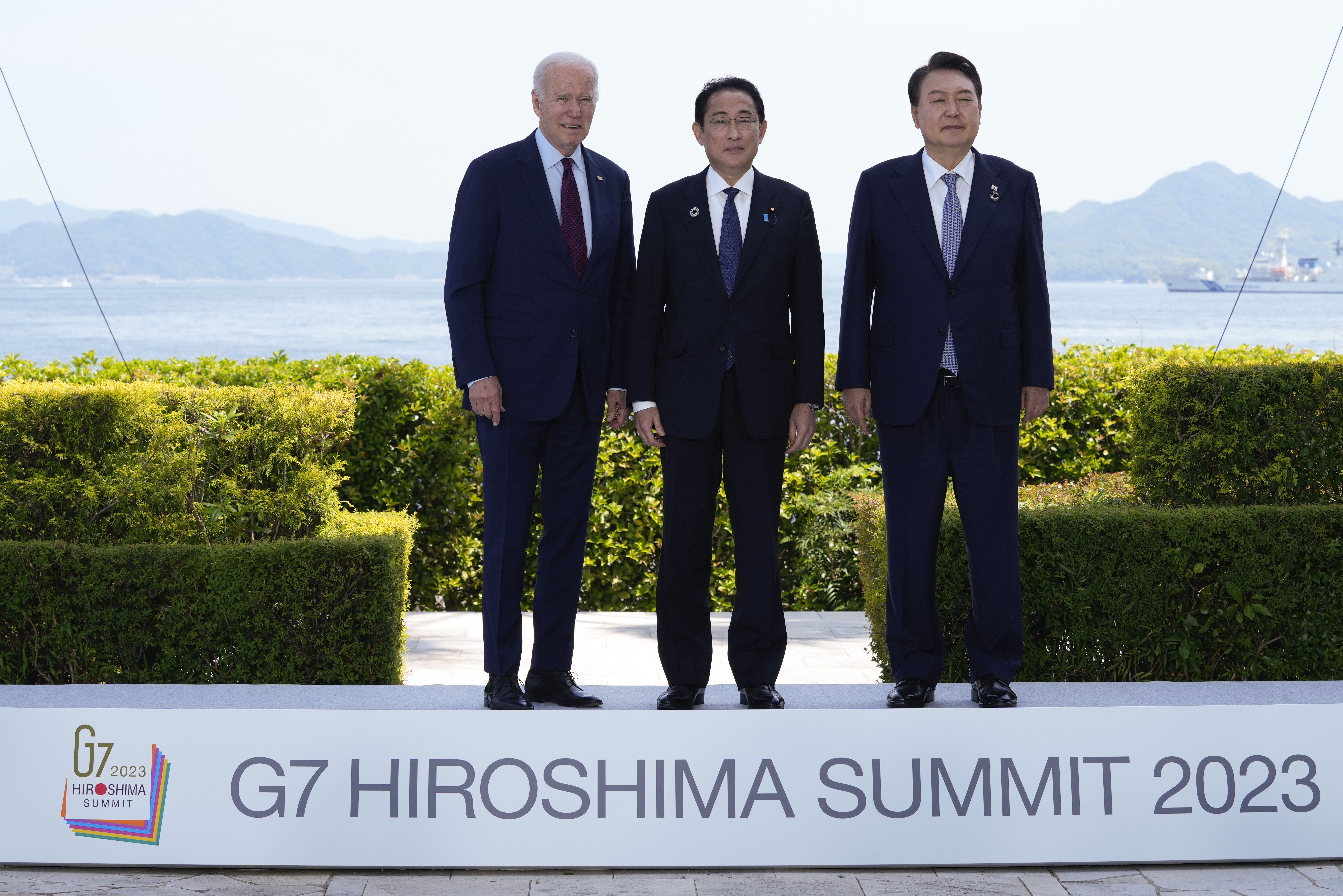 (왼쪽부터) 조 바이든 미국 대통령과 기시다 후미오 일본 총리, 윤석열 대통령이 지난 5월 일본 히로시마에서 주요 7개국(G7) 정상회의를 계기로 열린 한미일 정상회담에 앞서 기념 촬영을 하고 있다. 출처/연합뉴스