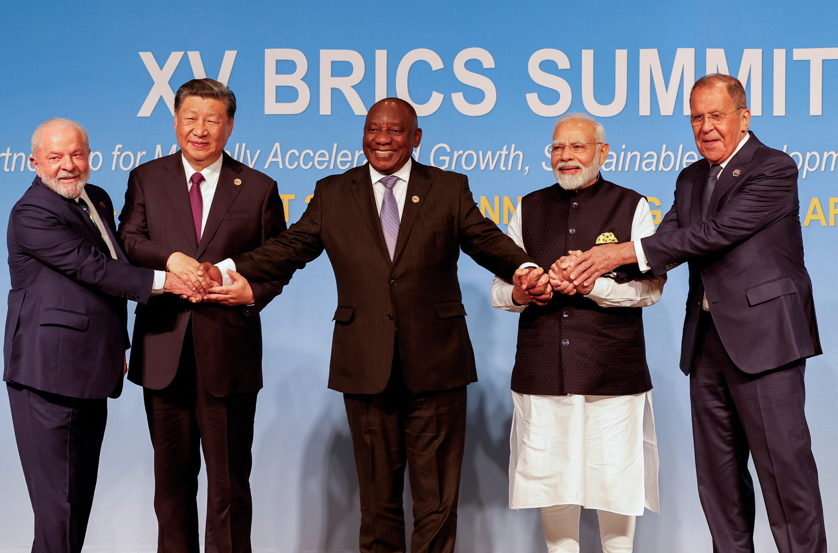 남아공 요하네스버그에서 22~24일(현지 시각) 2023년 브릭스(BRICS) 연례 회의가 개최됐다. 회의에 참석한 회원국 정상급들 모습. 왼쪽부터 브라질의 루이스 이나시오 룰라 다 실바 대통령, 중국의 시진핑 국가주석, 남아프리카의 시릴 루이스 이나시오 대통령, 인도의 나렌드라 모디 총리, 세르게이 라브로프 러시아 외무장관.