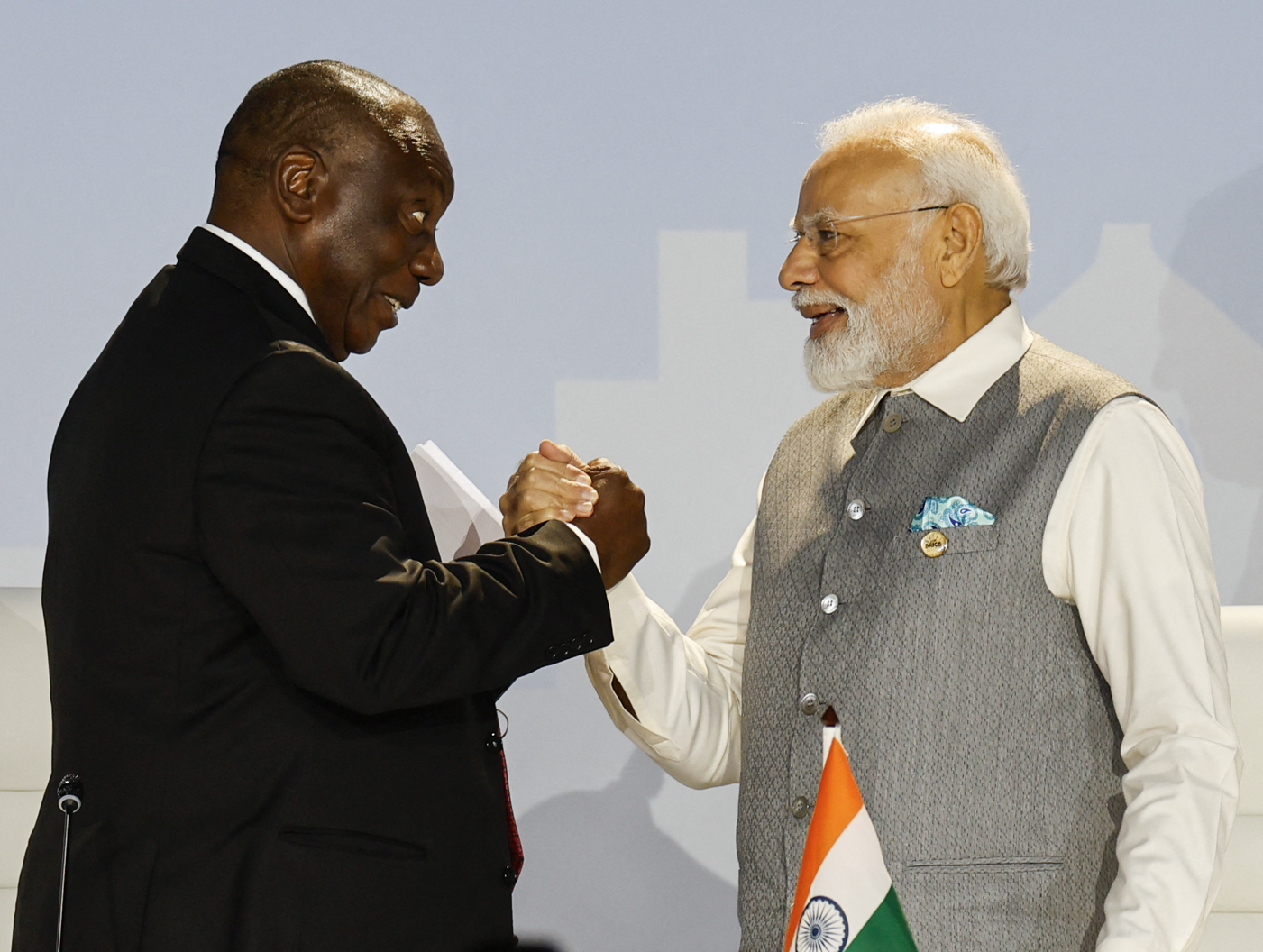 2023 브릭스 정상회의에서 시릴 라마포사 남아공 대통령(왼쪽)과 나렌드라 모디 인도 총리가 악수하는 모습.