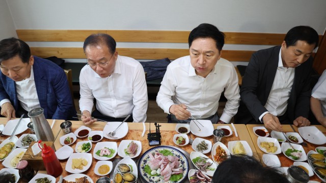 29일 인천 중구 연안부두의 한 횟집에서 오찬 중인 국민의힘 지도부 (사진 출처 : 연합뉴스)