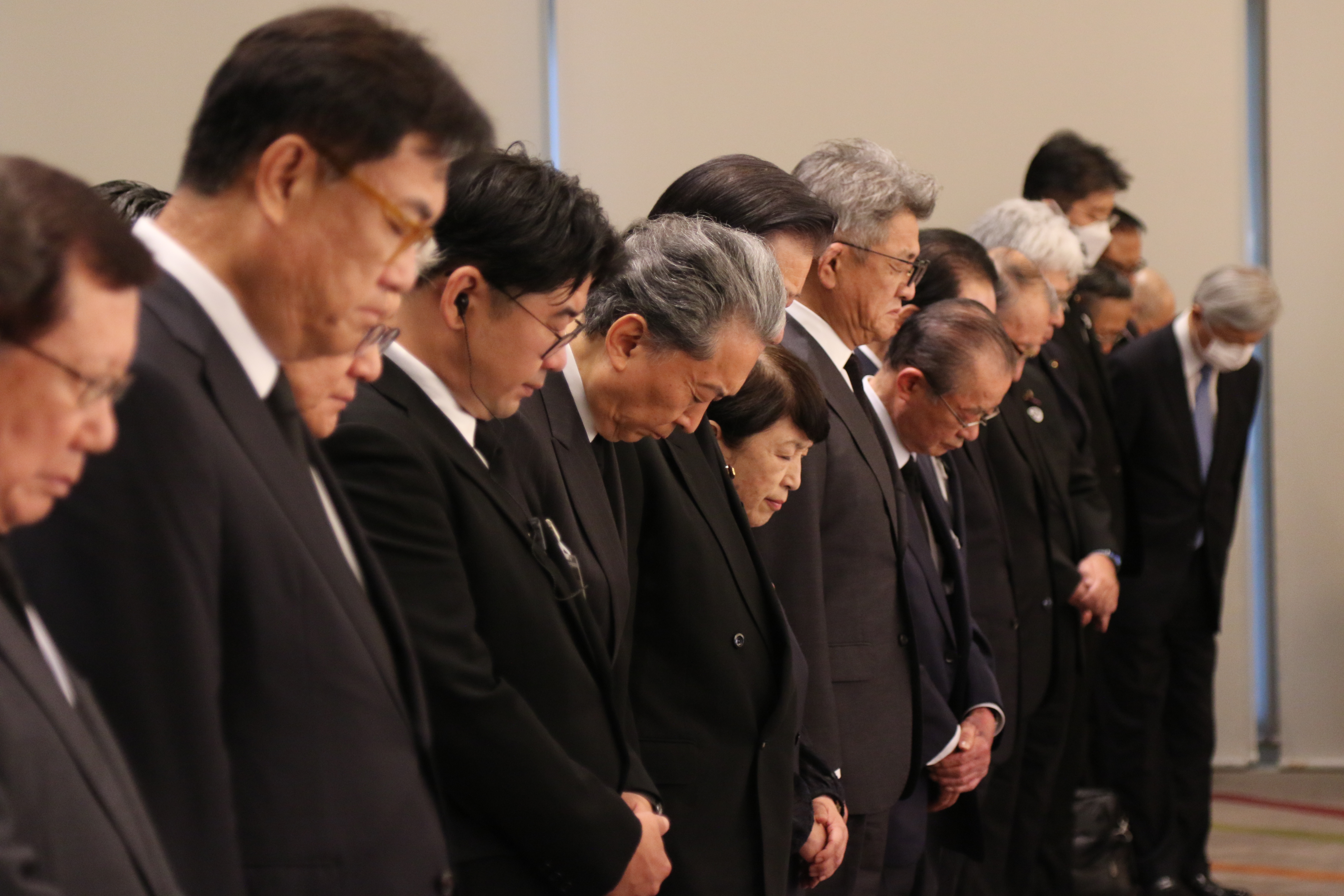 1일 오전 일본 도쿄에서 열린 ‘제100주년 한국인 순난자 추념식’에서 하토야마 유키오(사진 가운데) 전 일본 총리가 묵념하고 있다      도쿄=연합뉴스