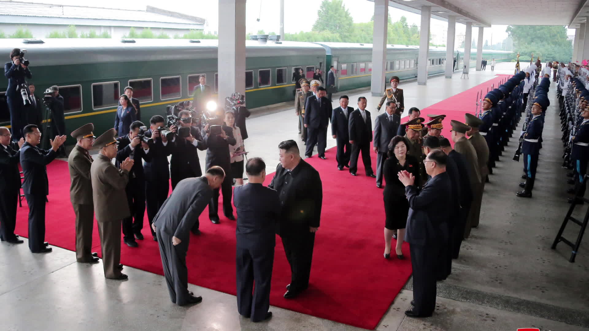 김정은 북한 국무위원장이 10일 오후 러시아행에 앞서 간부들과 인사를 나누고 있다. (사진: 북한 조선중앙통신)