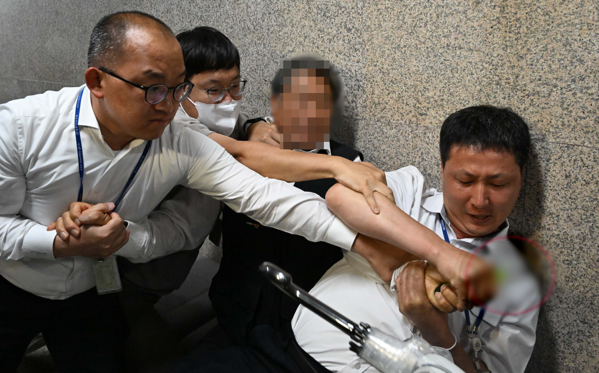 오늘 오전, 더불어민주당 당 대표실 앞에서 한 남성이 흉기로 자해 소동을 벌이다 제압당하는 모습