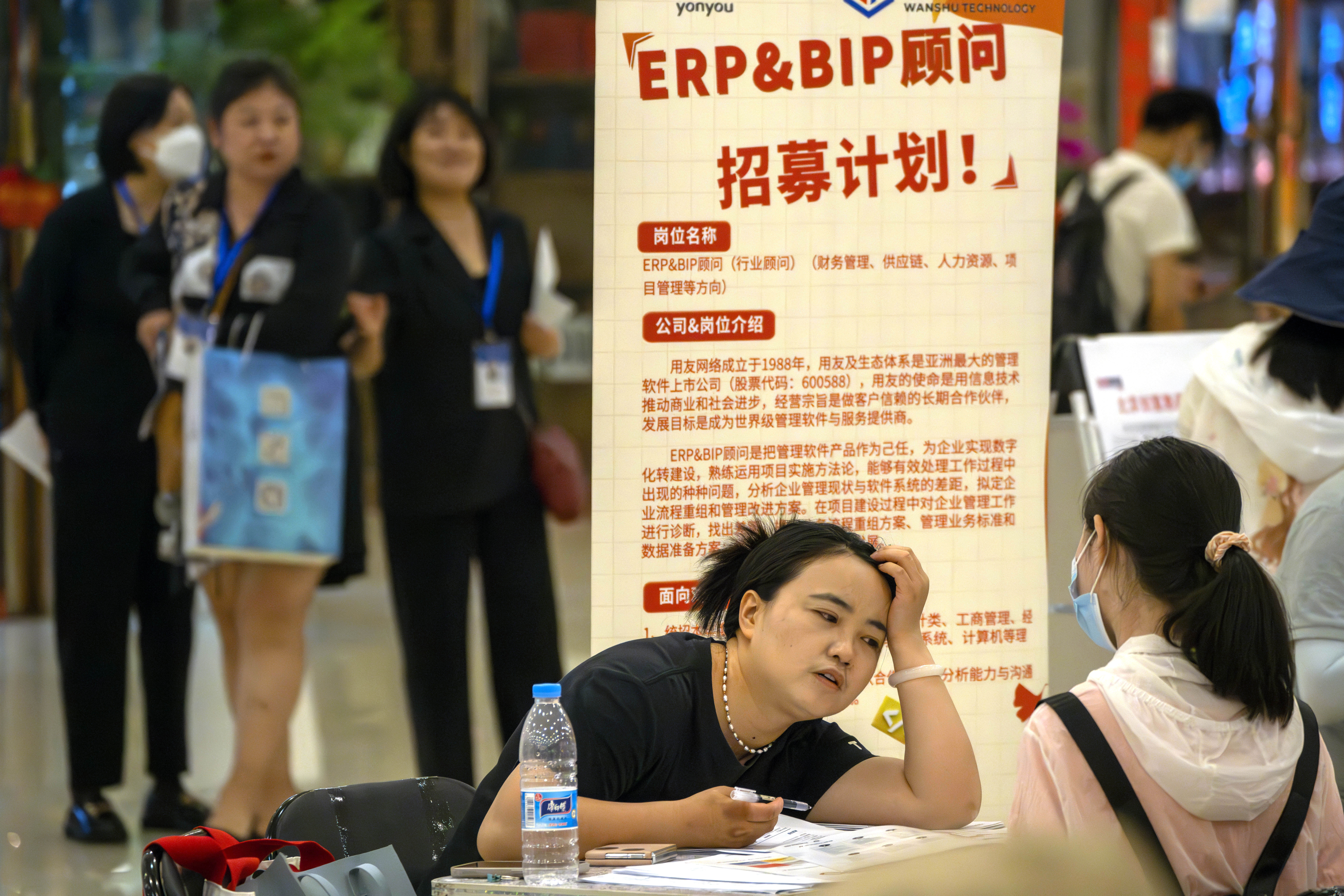 지난 6월 중국 베이징에서 열린 취업박람회 모습. 최근 중국 청년 실업률이 20%를 넘어서자, 중국 당국은 취업률 통계 발표를 중단했다.