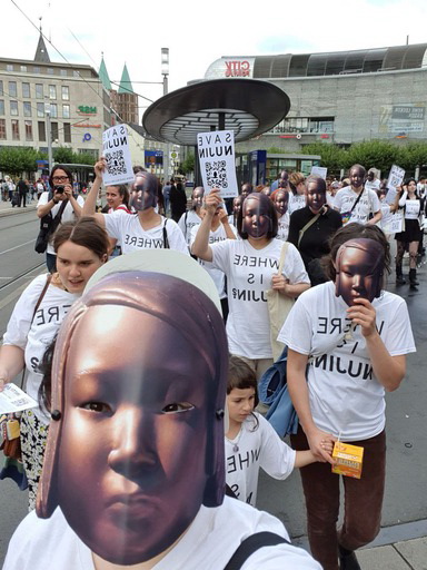 ‘평화의 소녀상’ 가면을 쓰고 도심을 행진하는 시위대
