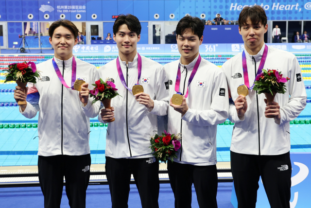 항저우 아시안게임 남자 계영 800m 금메달리스트 김우민, 황선우, 이호준, 양재훈
