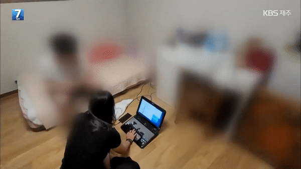 지난달 23일, 서울에 있는 피의자 자택에서 박정민 수사관이 압수한 노트북을 분석하고 있다. 제주경찰청 제공