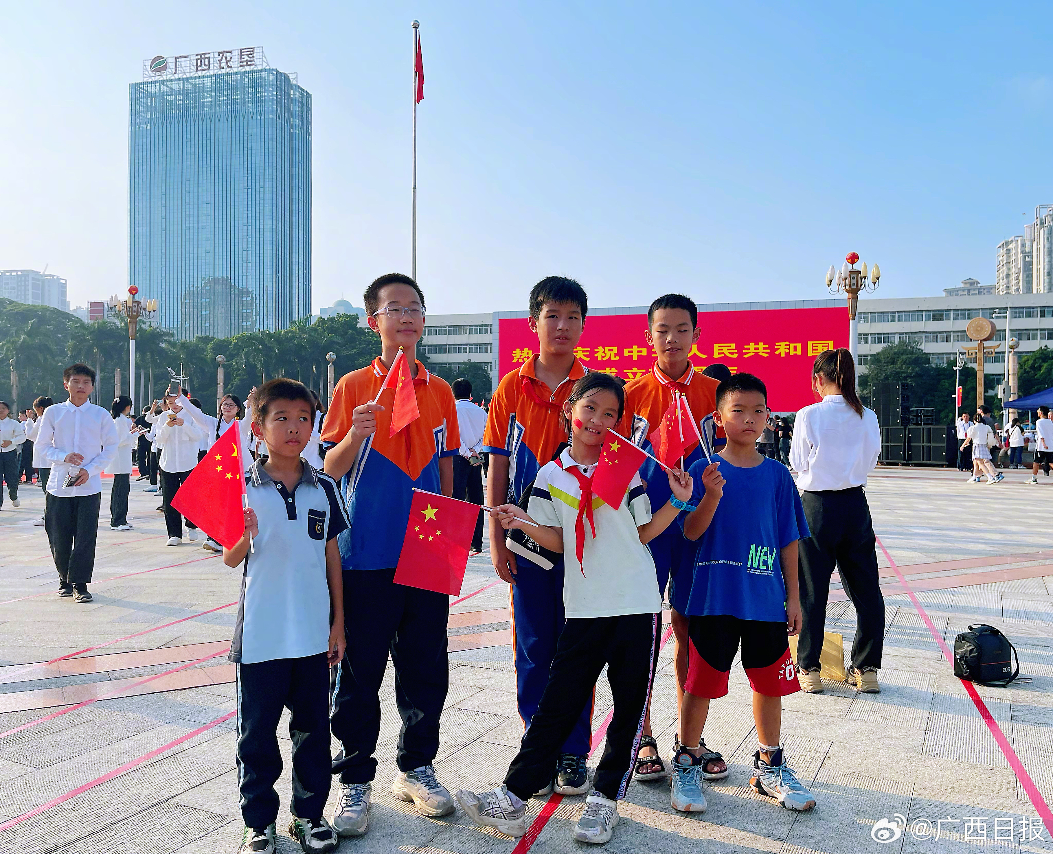 중국 국기(오성홍기)를 든 관광객들. 중국 광시성 난닝시 민족광장. (출처: 중국 광시르바오)