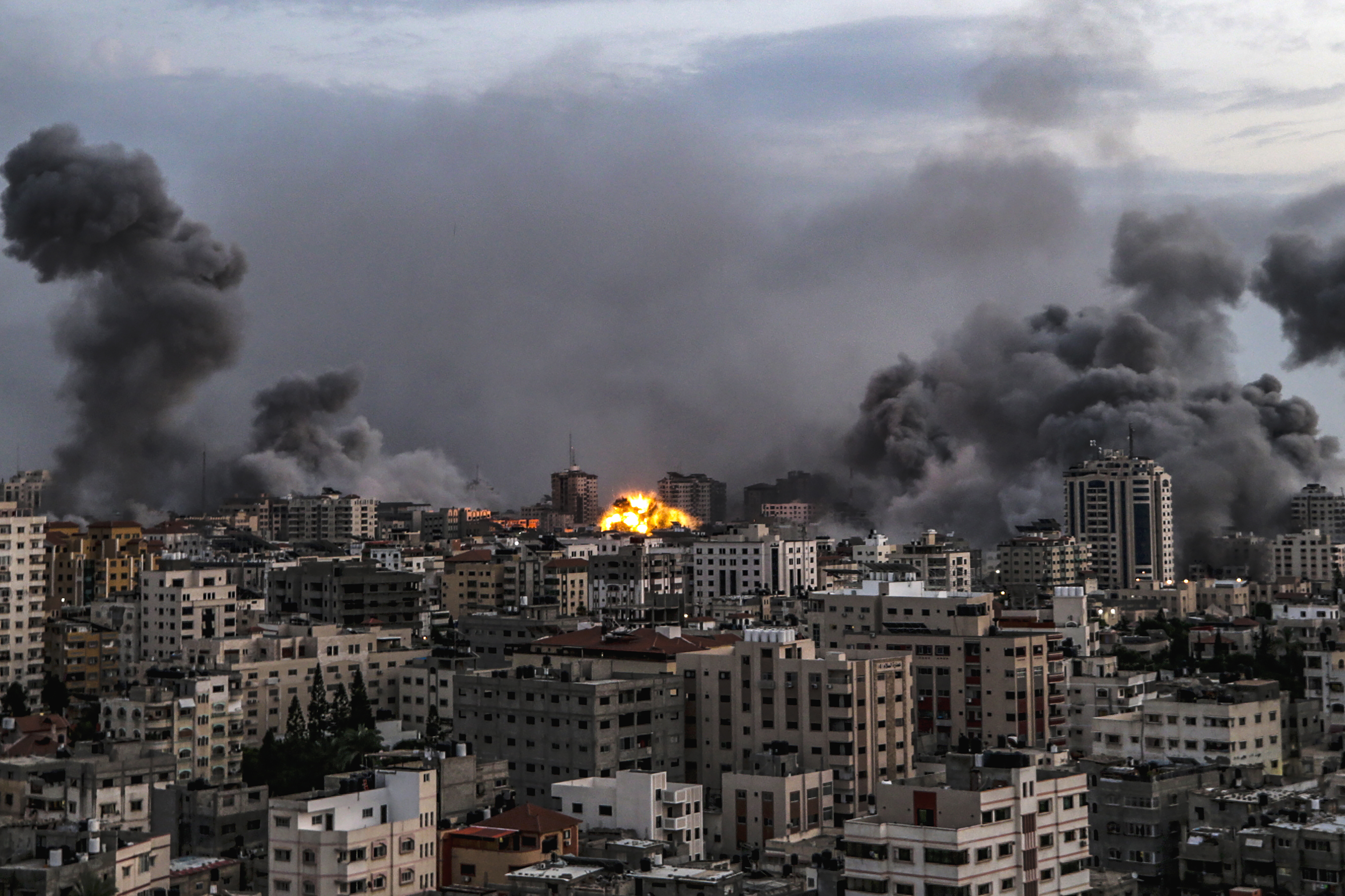 이스라엘의 공습으로 가자지구에서 연기가 피어오르고 있다.  외신-연합뉴스
