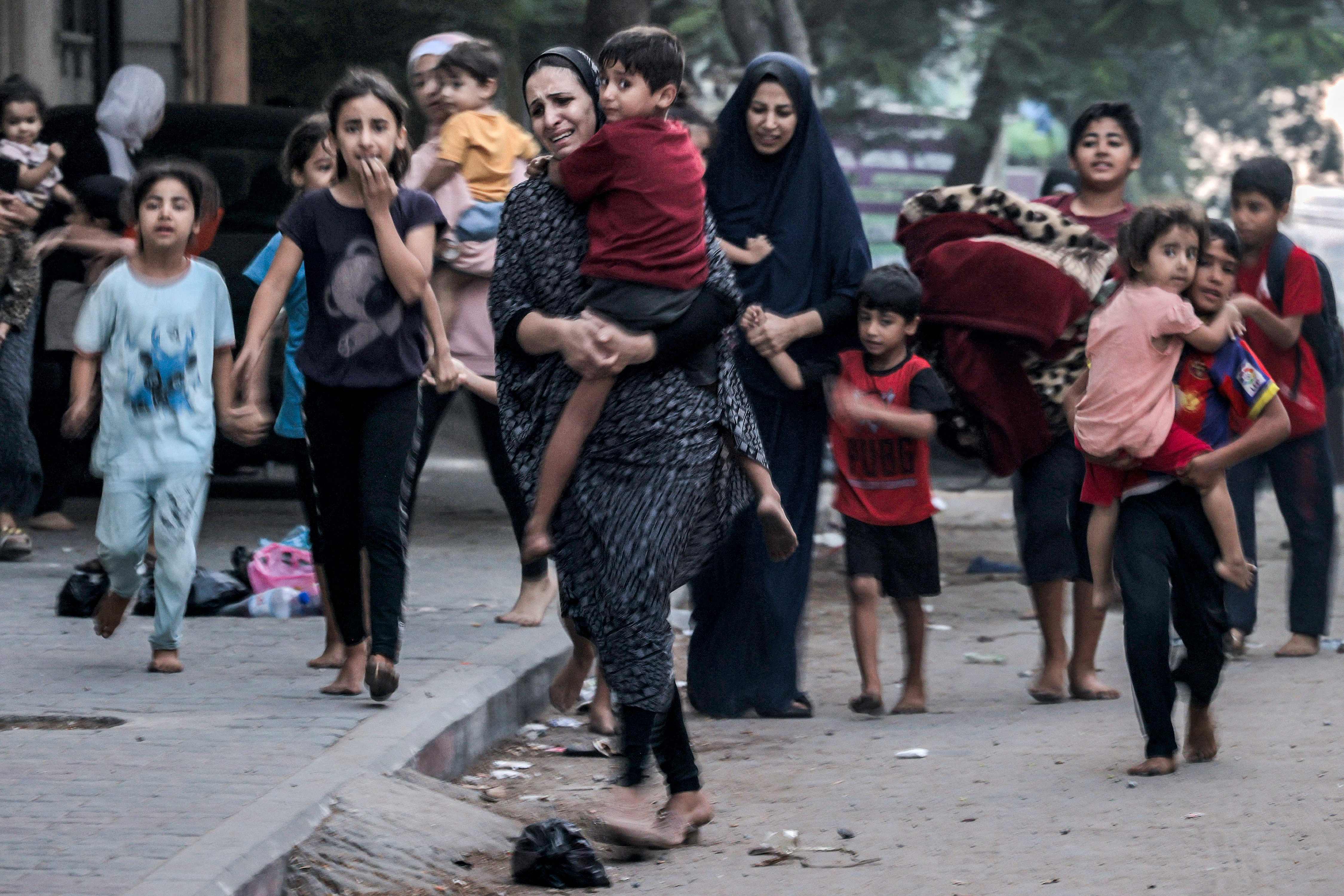 (이스라엘의 가자지구 공습에 맨발로 대피 중인 여성과 어린이들. 가자시티, AFP=연합)