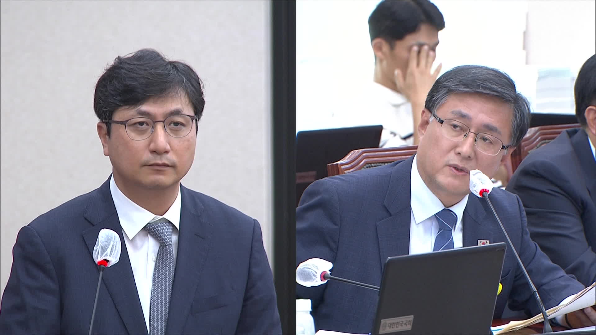 12일 국회 산자위 국정감사에서 증인으로 출석한 '우아한형제들' 함윤식 대표(왼쪽)에게 민주당 김성환 의원(오른쪽)이 '깃발' 관련 질의를 하고 있다.