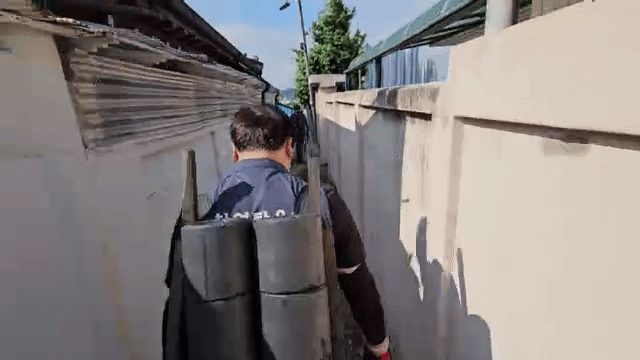 춘천 연탄은행 자원봉사자들이 연탄을 배달하고 있다
