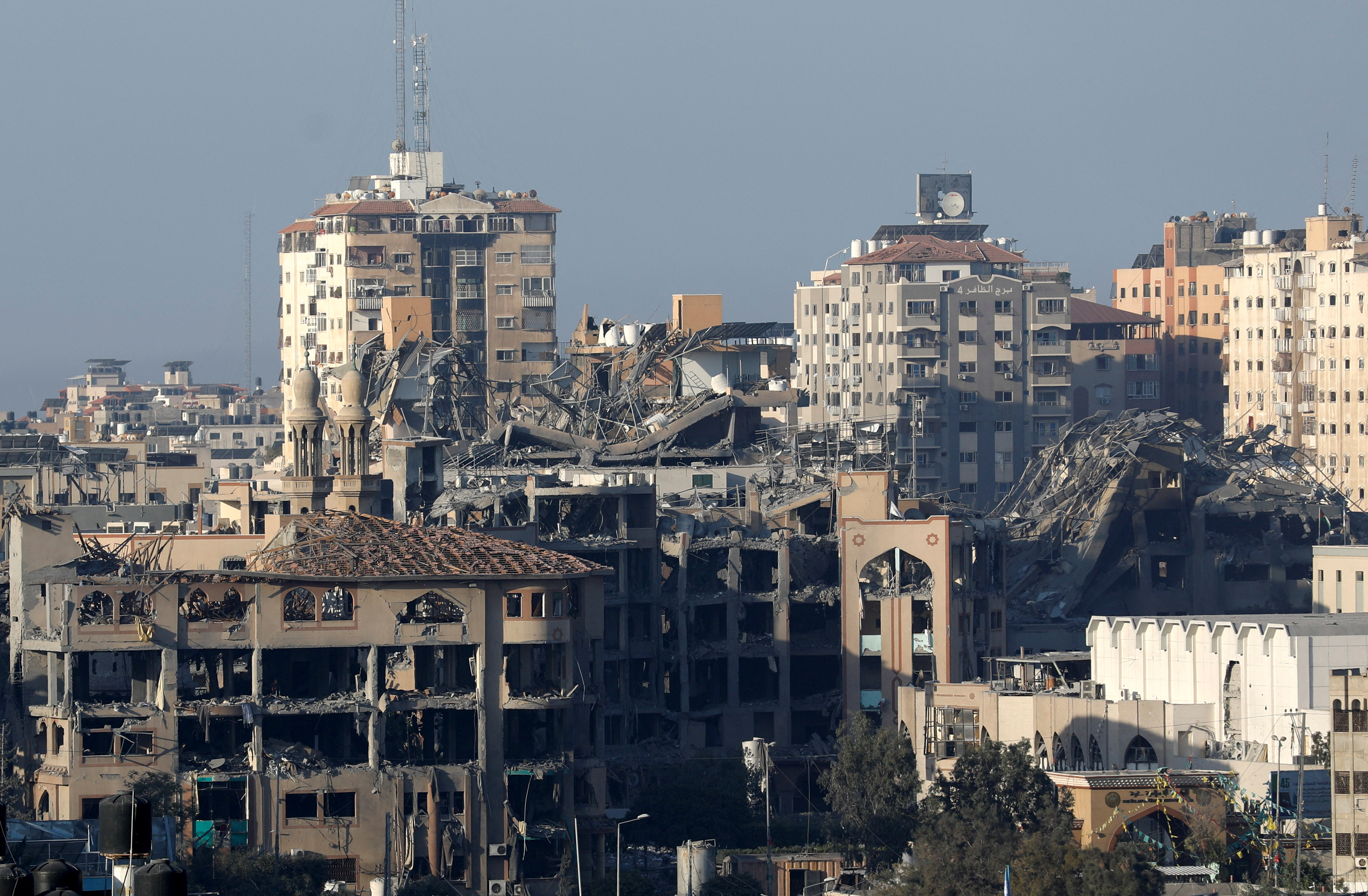 이스라엘의 공습 여파로 파괴된 가자지구 내 이슬람대학교 건물의 모습. [사진 출처 : 로이터=연합뉴스]