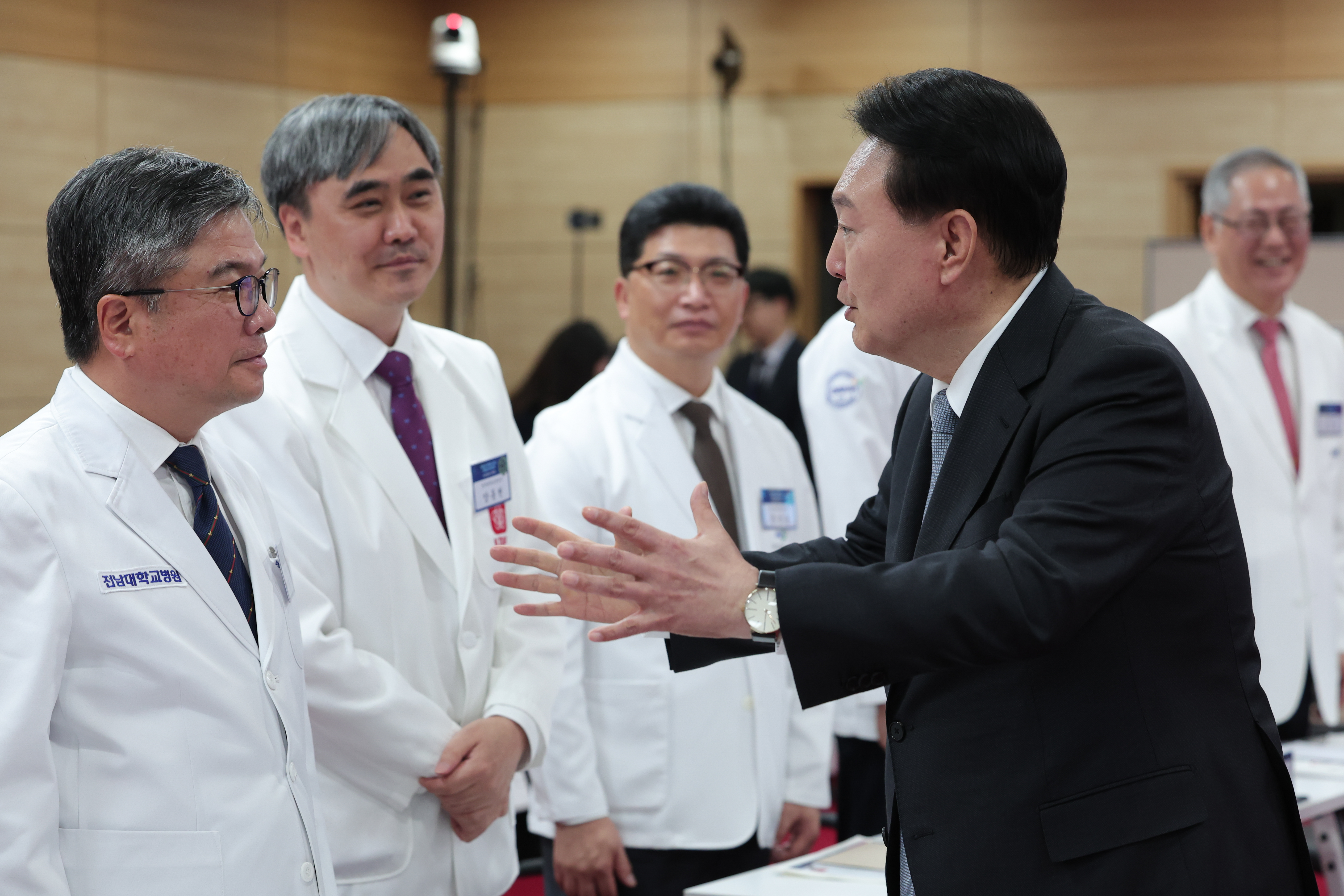 윤석열 대통령이 19일 충북 청주 충북대학교에서 열린 필수의료혁신 전략회의에서 국립대병원장들과 대화하고 있다.