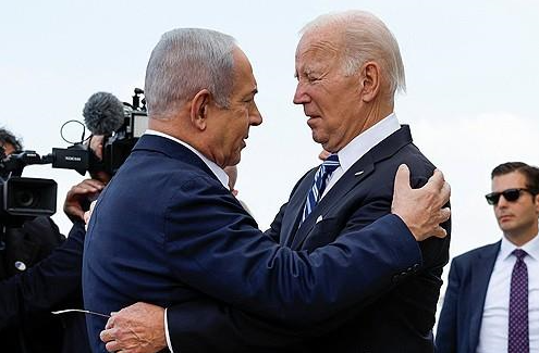 현지시간 18일 이스라엘에 도착한 바이든 대통령이 네타냐후 이스라엘 총리와 포옹하는 모습
