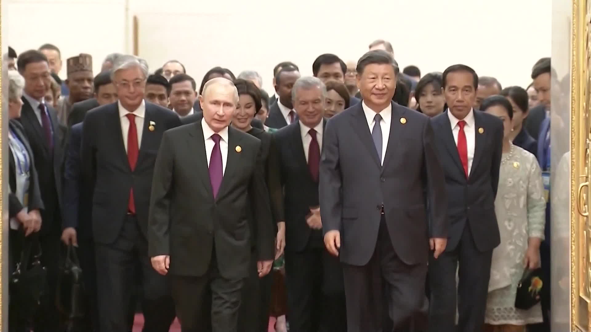일대일로 포럼에서 각 국 정상들이 만찬장에 입장하는 모습. 시진핑 주석과 푸틴 대통령이 맨 앞에서 나란히 서서 다른 정상들을 이끌며 들어오는 것이 눈에 띕니다.