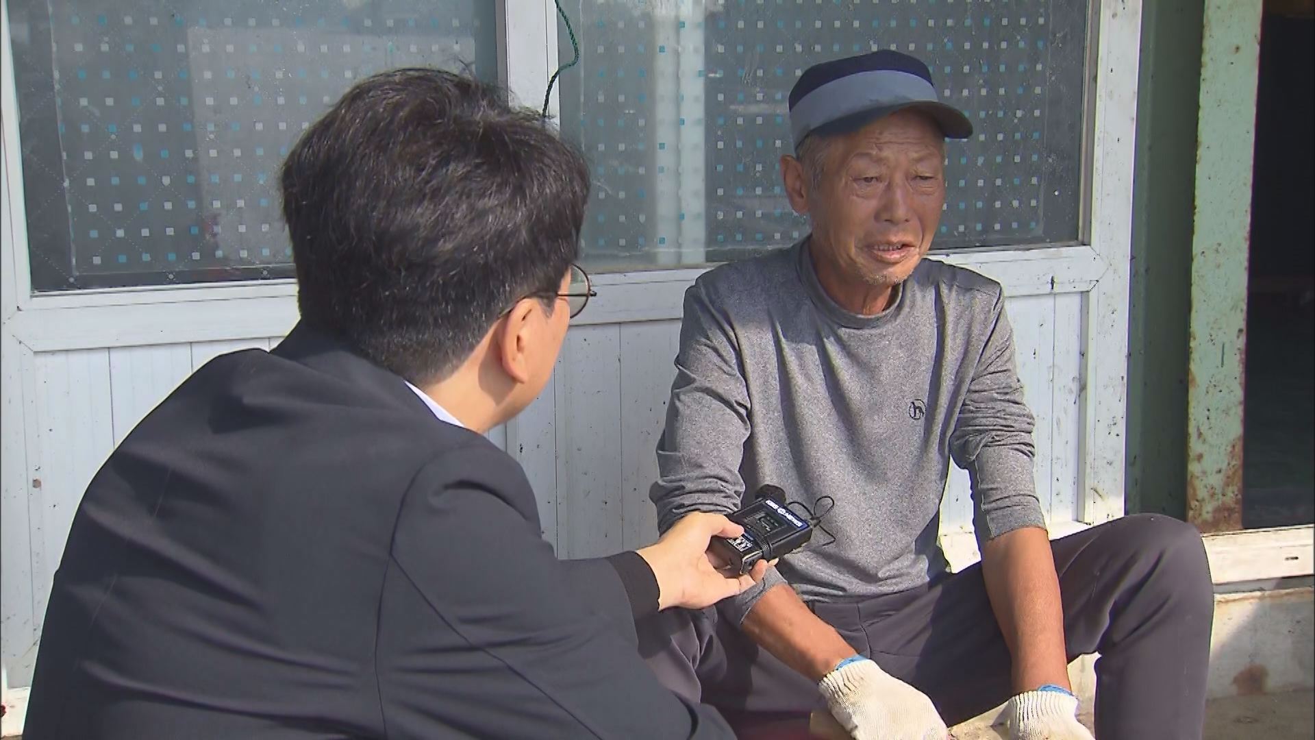 강원도 속초시에서 KBS 취재진이 북한 어선 신고자를 인터뷰를 하고 있다.(촬영기자 : 박영웅)