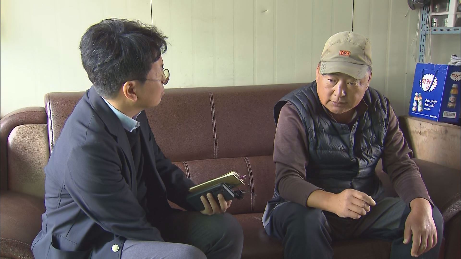 KBS 취재진이 강원도 속초에서 탈북민을 만난 사람을 인터뷰하고 있다.(촬영기자 : 박영웅)
