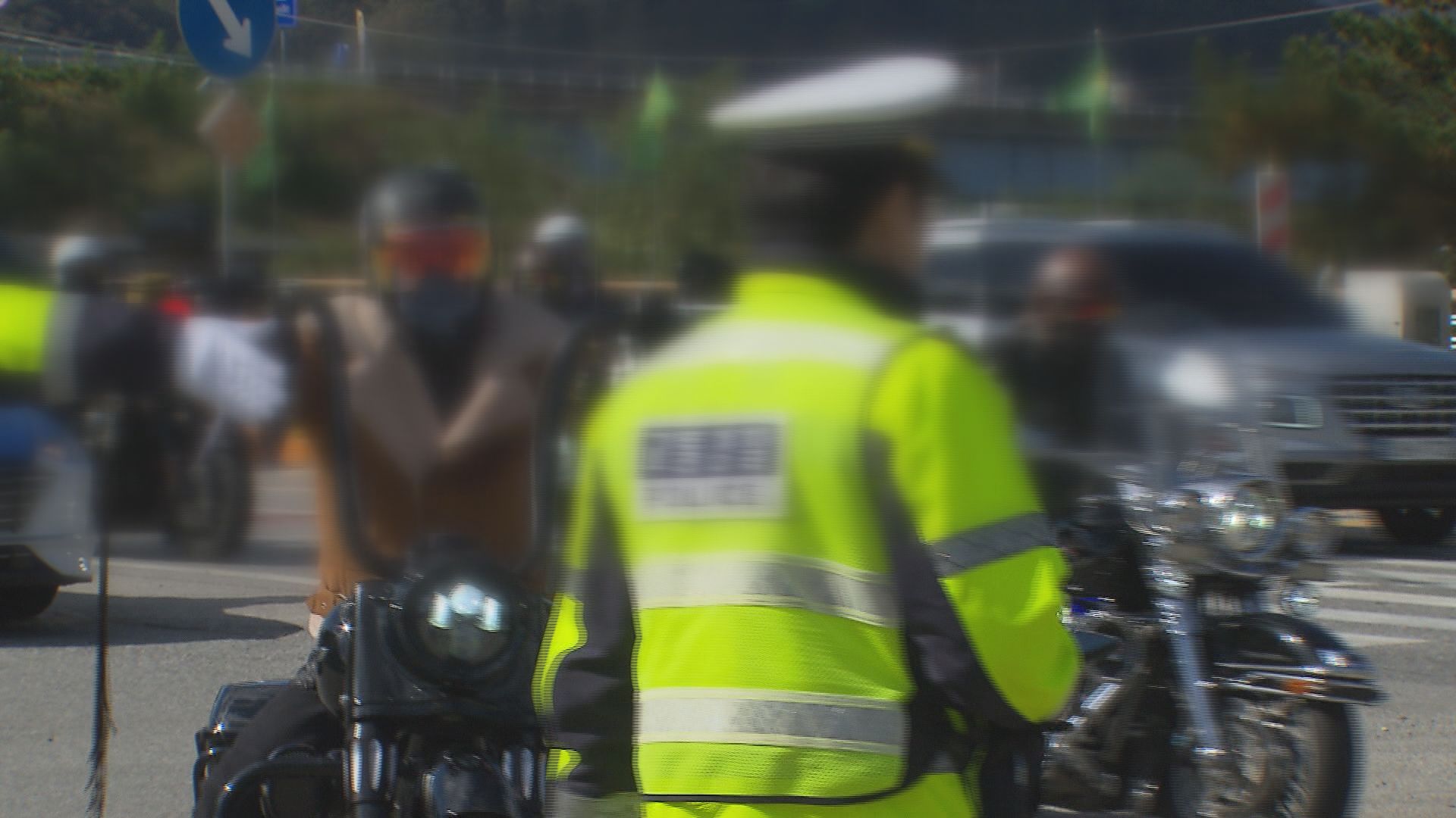 이달 21일 강원도 홍천에서 경찰과 교통안전공단 직원이 대형이륜차 법규 위반을 단속했다.