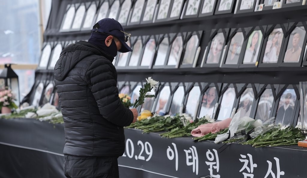  지난 2월 12일 오후 서울광장에 설치된 10·29 이태원 참사 희생자 합동분향소를 찾은 시민이 조문하고 있다. (사진=연합뉴스)