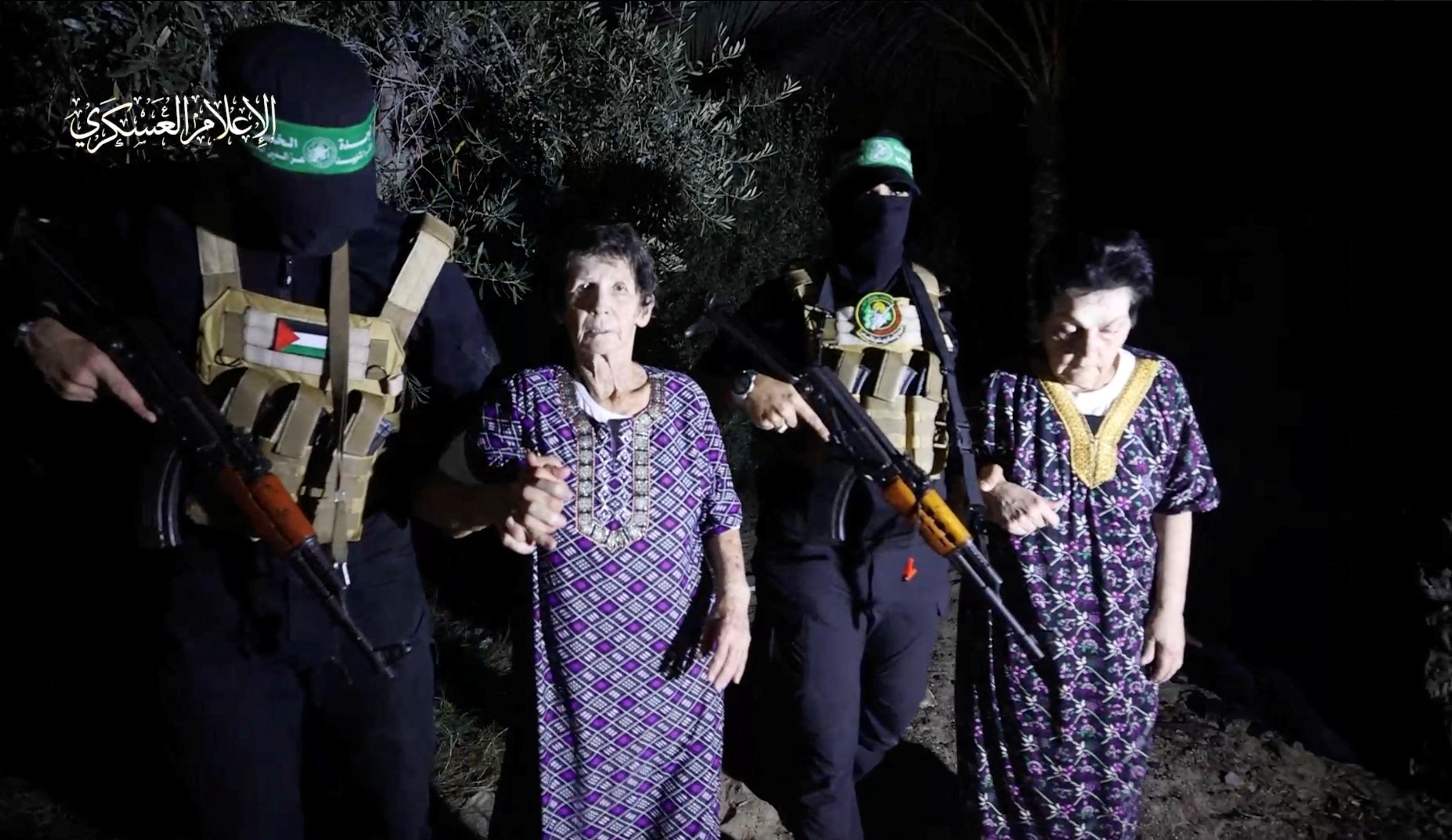  하마스의 두번째 인질 석방으로 고령의 이스라엘 여성 2명이 인계되고 있다. (사진출처: 로이터통신)