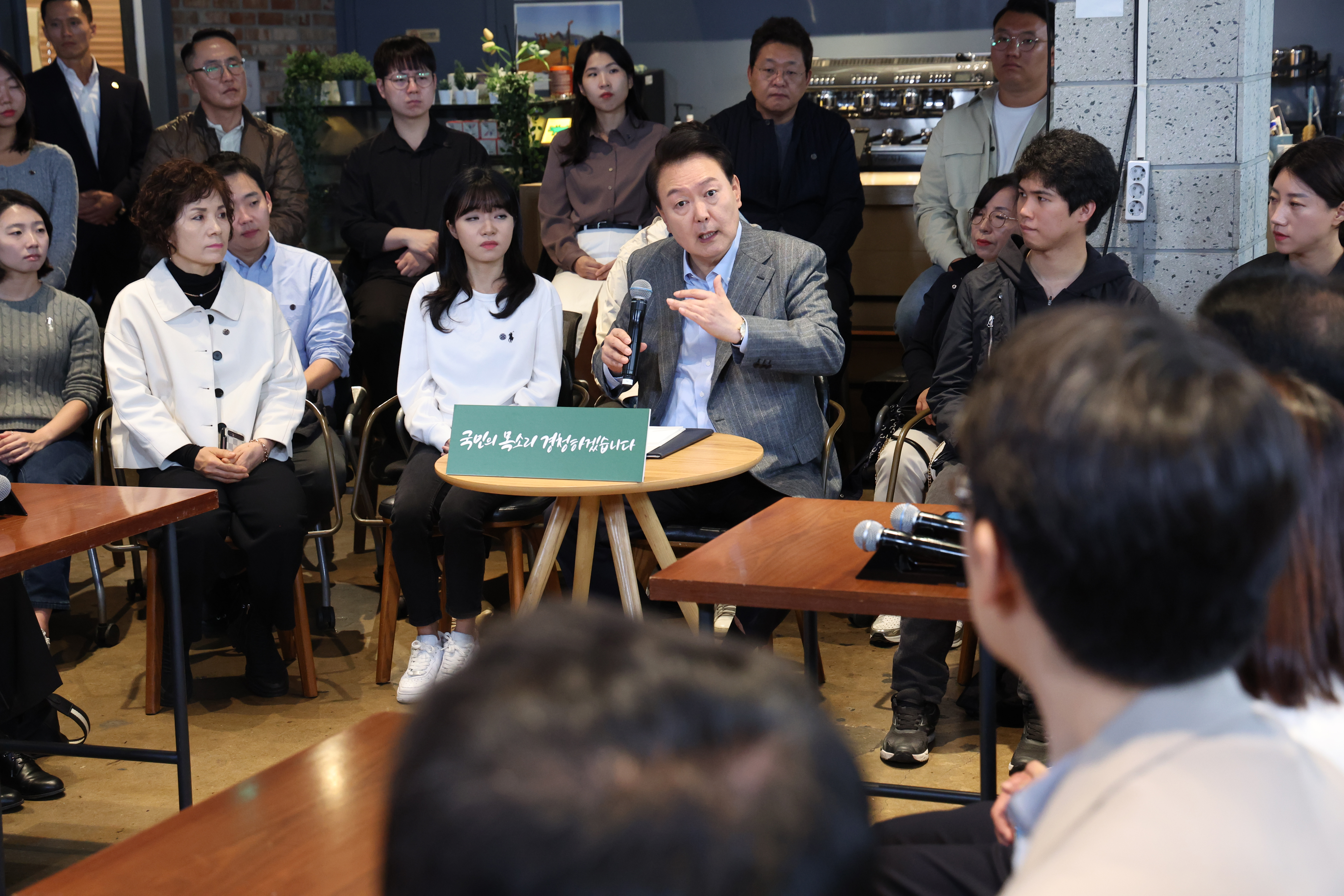 지난 1일 윤석열 대통령이 서울 마포구 한 카페에서 열린 제21차 비상경제민생회의에서 인사말을 하고 있다. ［연합뉴스］