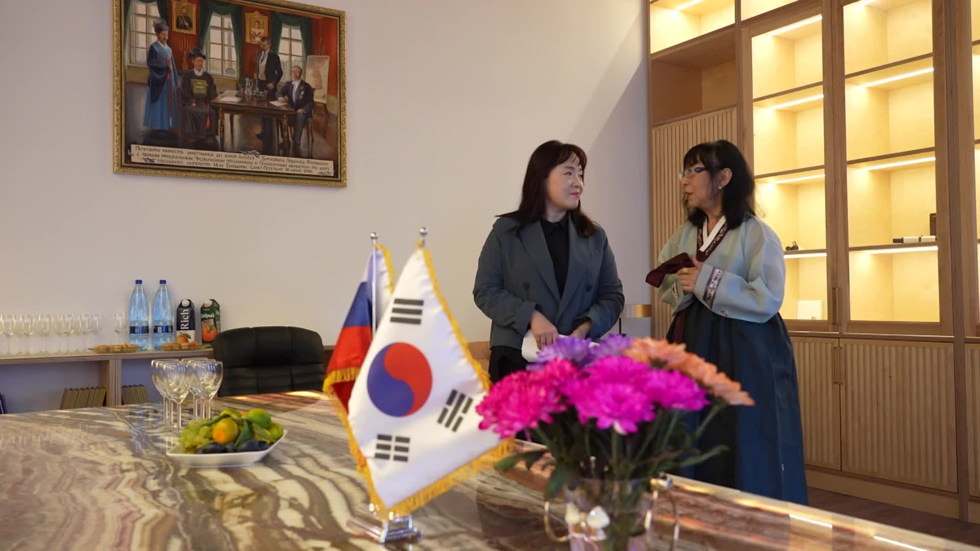 박벨라 한국 역사문화 자료실장(오른쪽)이 ‘한국코너’에 대해 설명하고 있다.