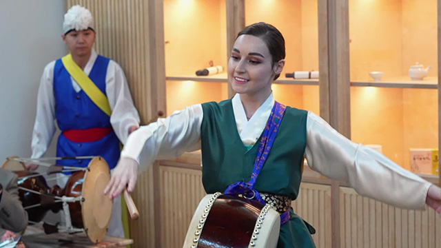 지난 1일 동방학연구소 ‘한국코너’ 개소식에서 러시아 학생이 사물놀이 공연을 선보였다.