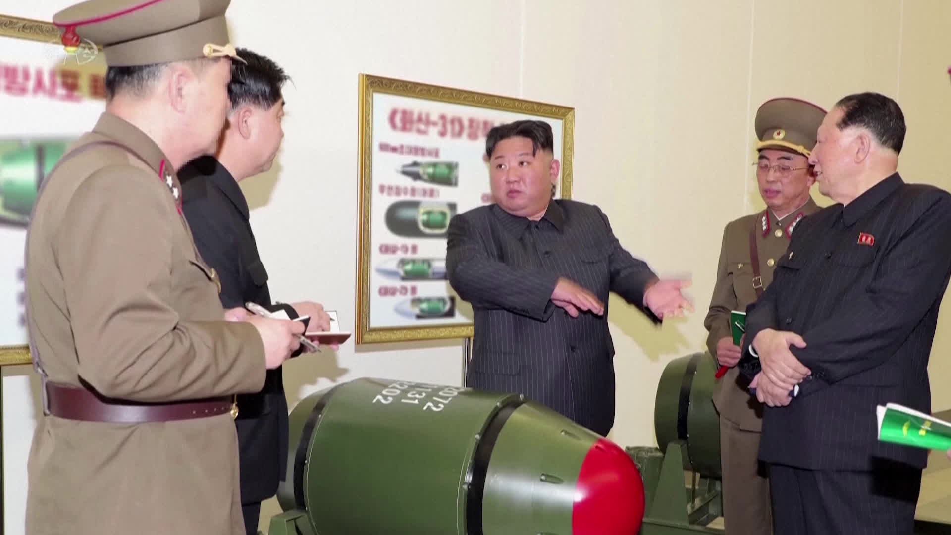 지난 3월 김정은 국무위원장이 ‘핵무기 병기화 사업’ 지도할 당시 사진. 당시 전술핵탄두 ‘화산-31’을 최초 공개했다. / @조선중앙TV