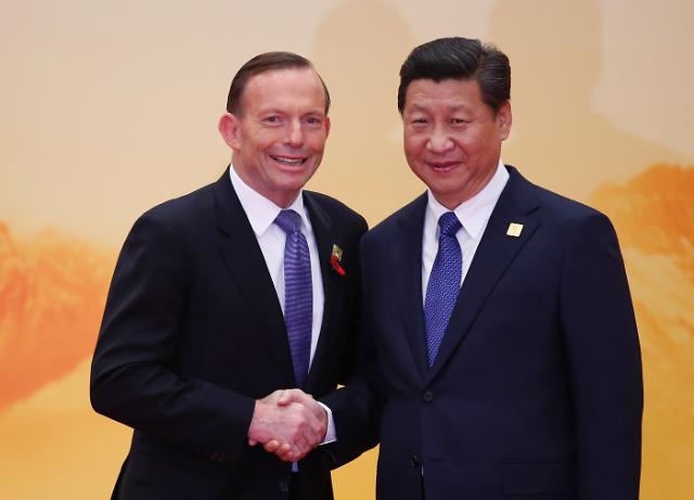 시진핑 중국 주석과  토니 중국신원망 당시 호주 총리가 2014년 FTA 체결을 선언했다. (출처: 중국신원망)