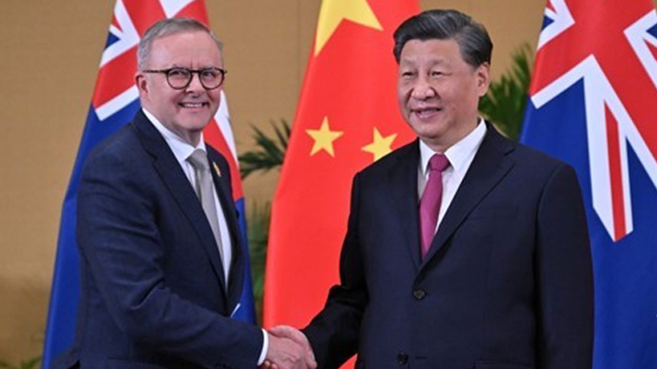 시진핑 중국 주석과 앨버니지 호주 총리가 7년여 만에 중국-호주 정상회담을 열었다. (6일, 베이징)