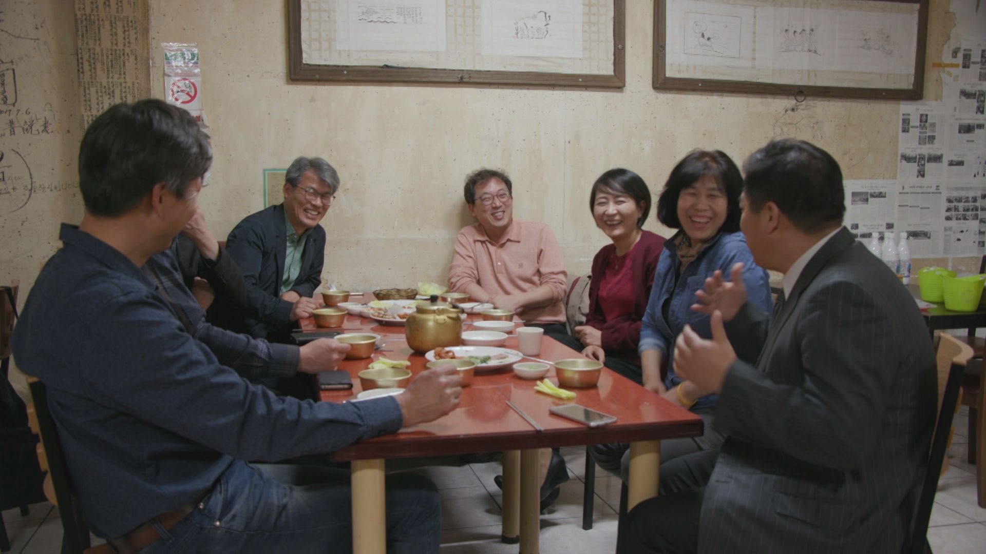 차명숙 씨(오른쪽에서 두 번째)가 운영하는 식당에서 지인들과 함께한 박명배 씨(가장 오른쪽).