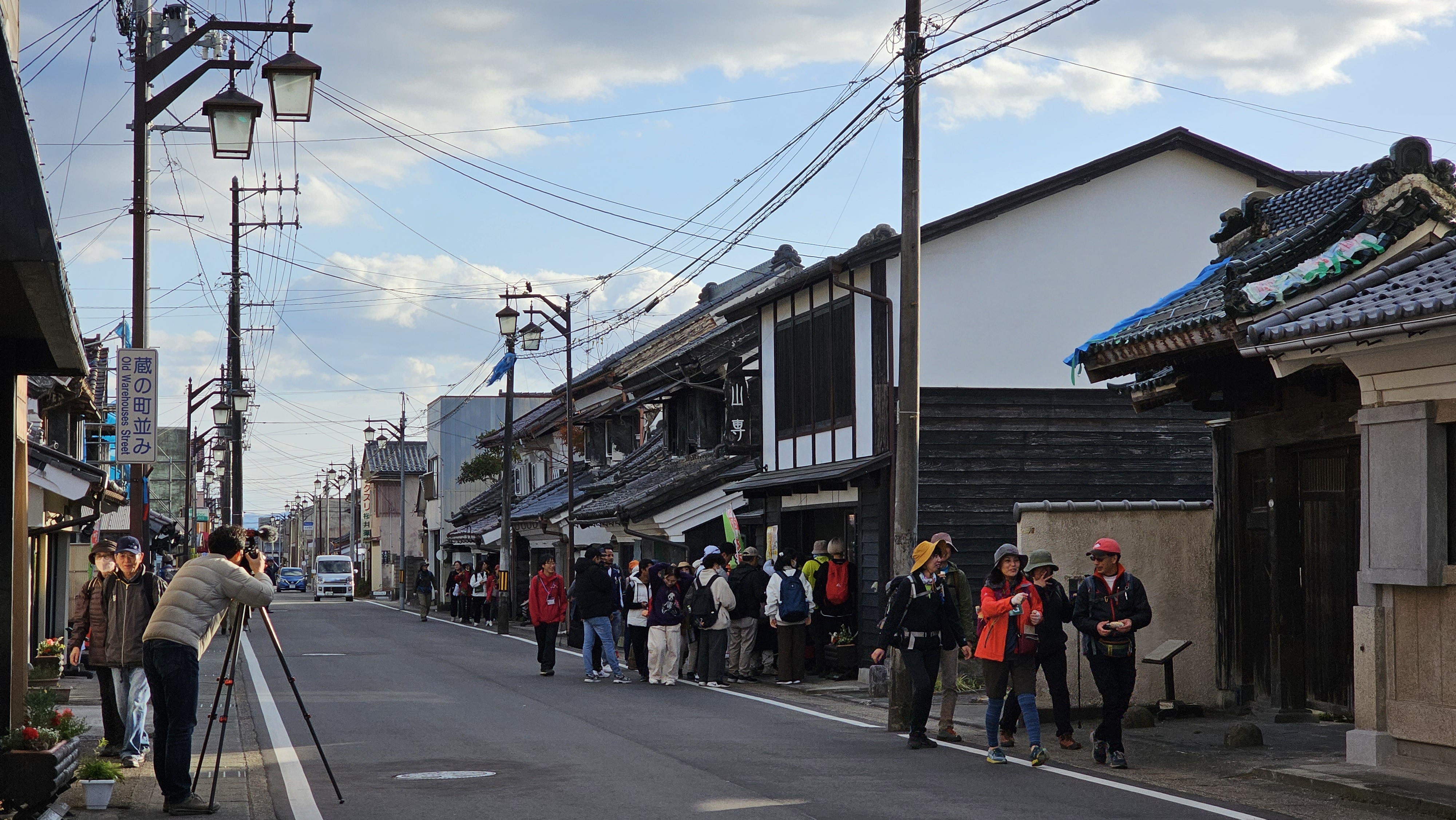 11일 개장한 일본 미야기올레 다섯 번째 코스 무라타(村田) 코스를 찾은 올레꾼들이 17세기 에도시대 창고 마을로 유명한 쿠라노마치 거리를 걸으며, 지역 상점을 방문하고 있다. (일본 미야기현=민소영 기자)