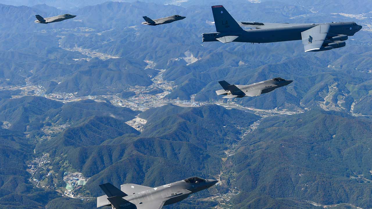 지난달 22일, 한미일 연합공중훈련에 참가한 미 공군 전략폭격기(B-52H, 사진상 오른쪽 위)와 한국 공군 전투기들(F-35A).