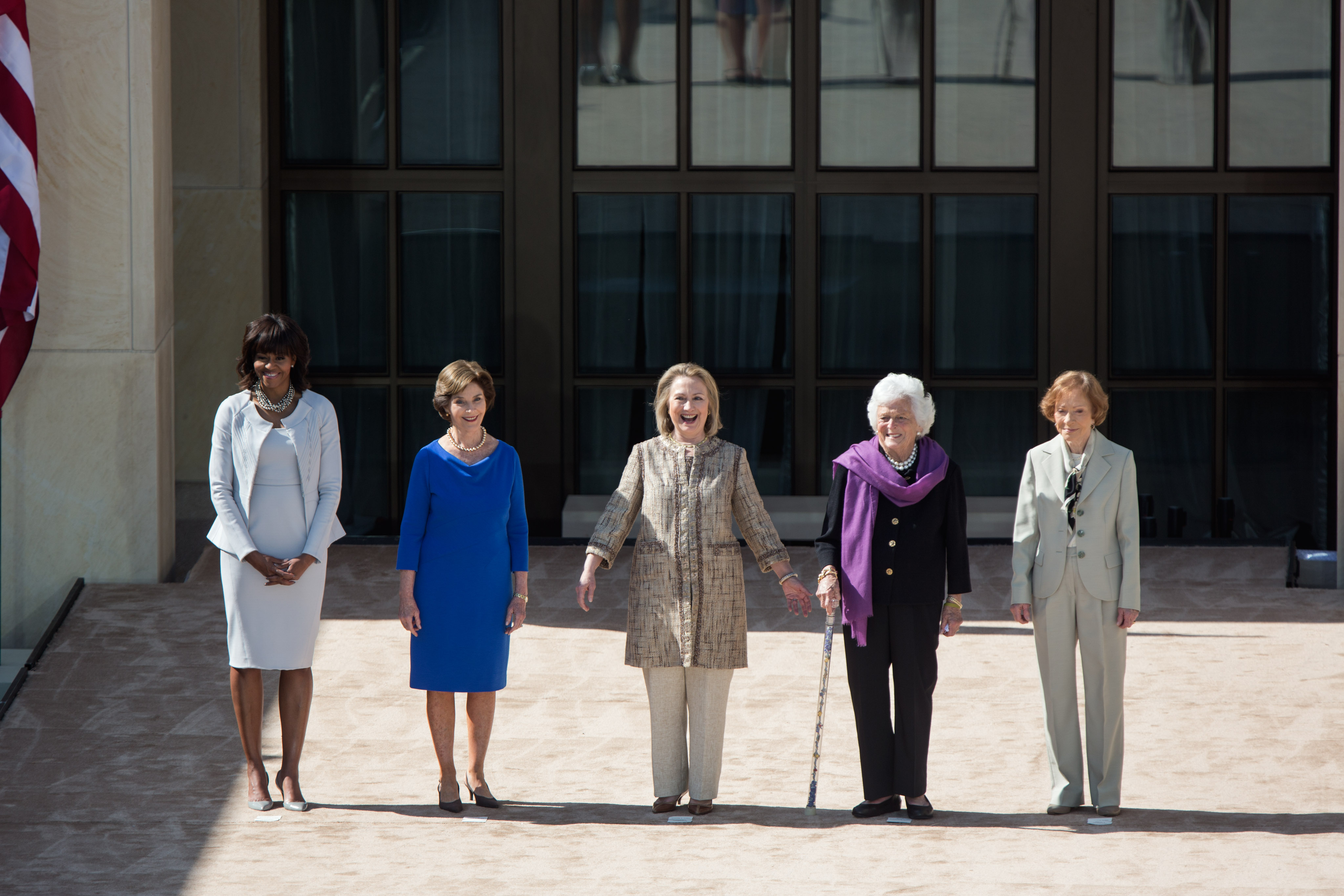 역대 대통령 영부인들. 미셸 오바마, 로라 부시, 힐러리 클린턴, 바바라 부시, 로잘린 카터(왼쪽부터)   2023.