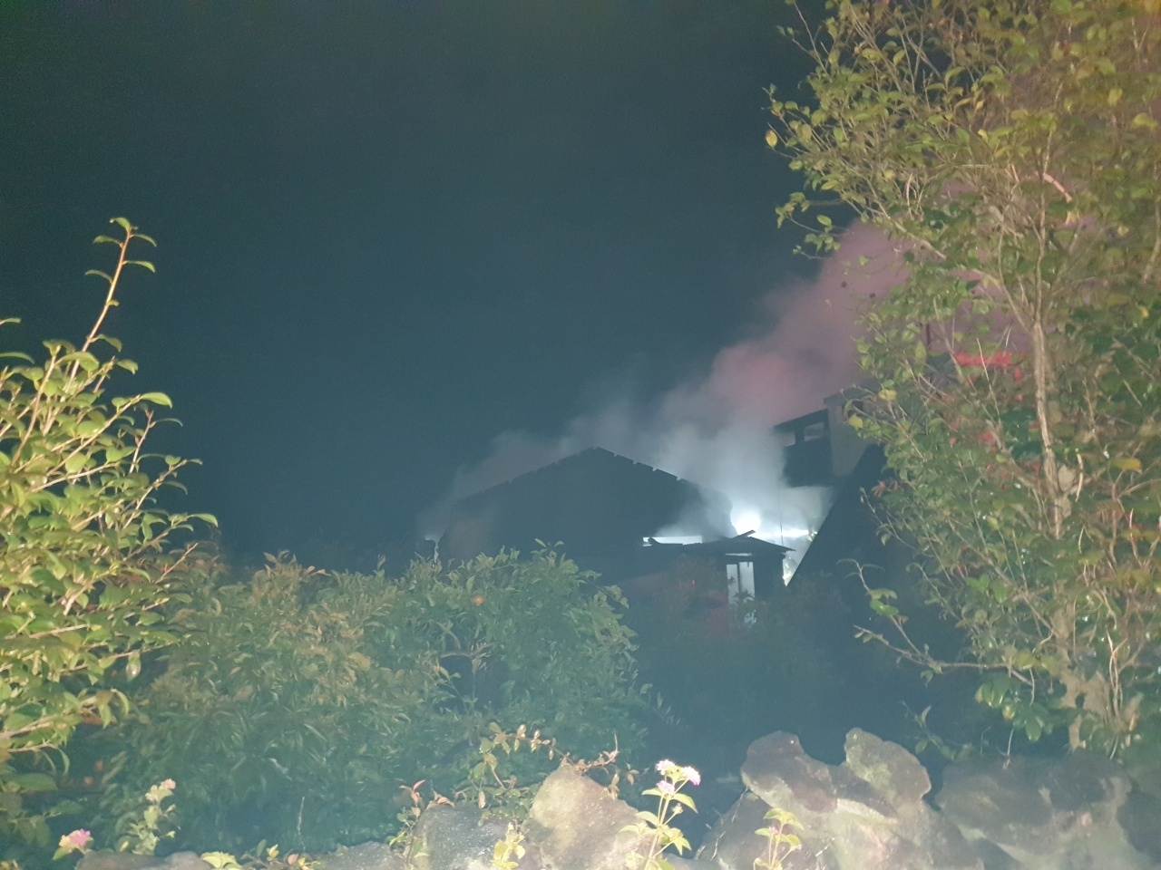 1일 새벽 1시쯤 서귀포시 표선면 세화리의 한 감귤 창고에 불이 난 모습. 서귀포경찰서 제공
