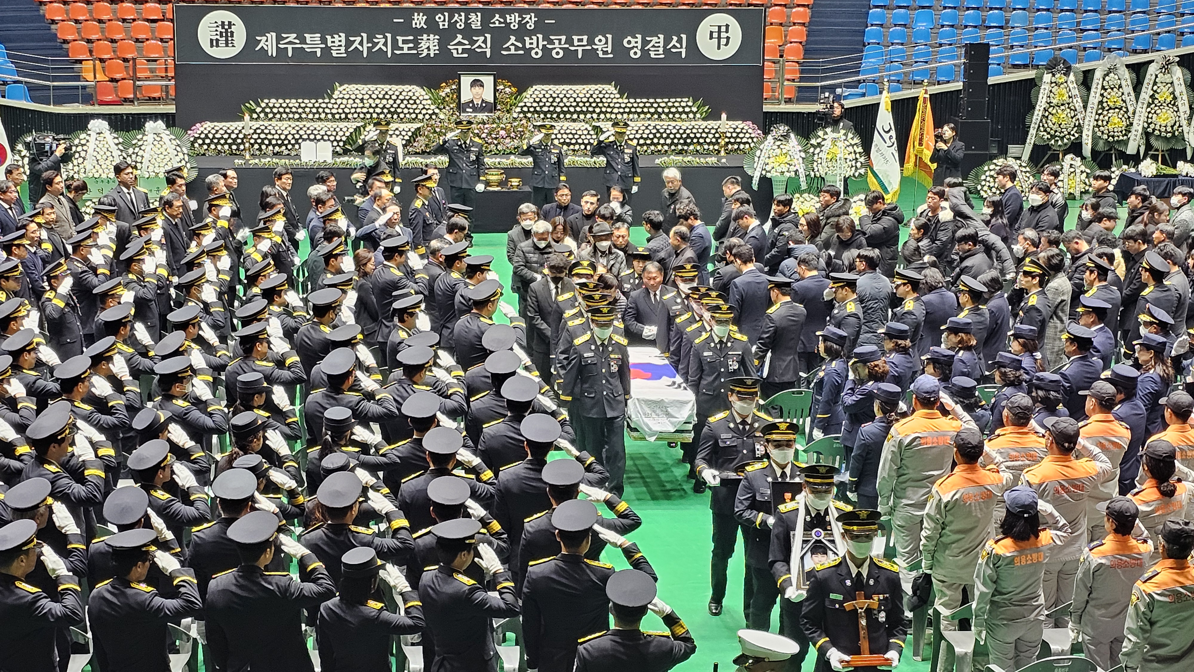 5일 오전 제주시 한라체육관에서 거행된 고(故) 임성철 소방장 영결식에서 태극기에 둘러싸인 고인의 관이 옮겨지고 있다. 민소영 기자