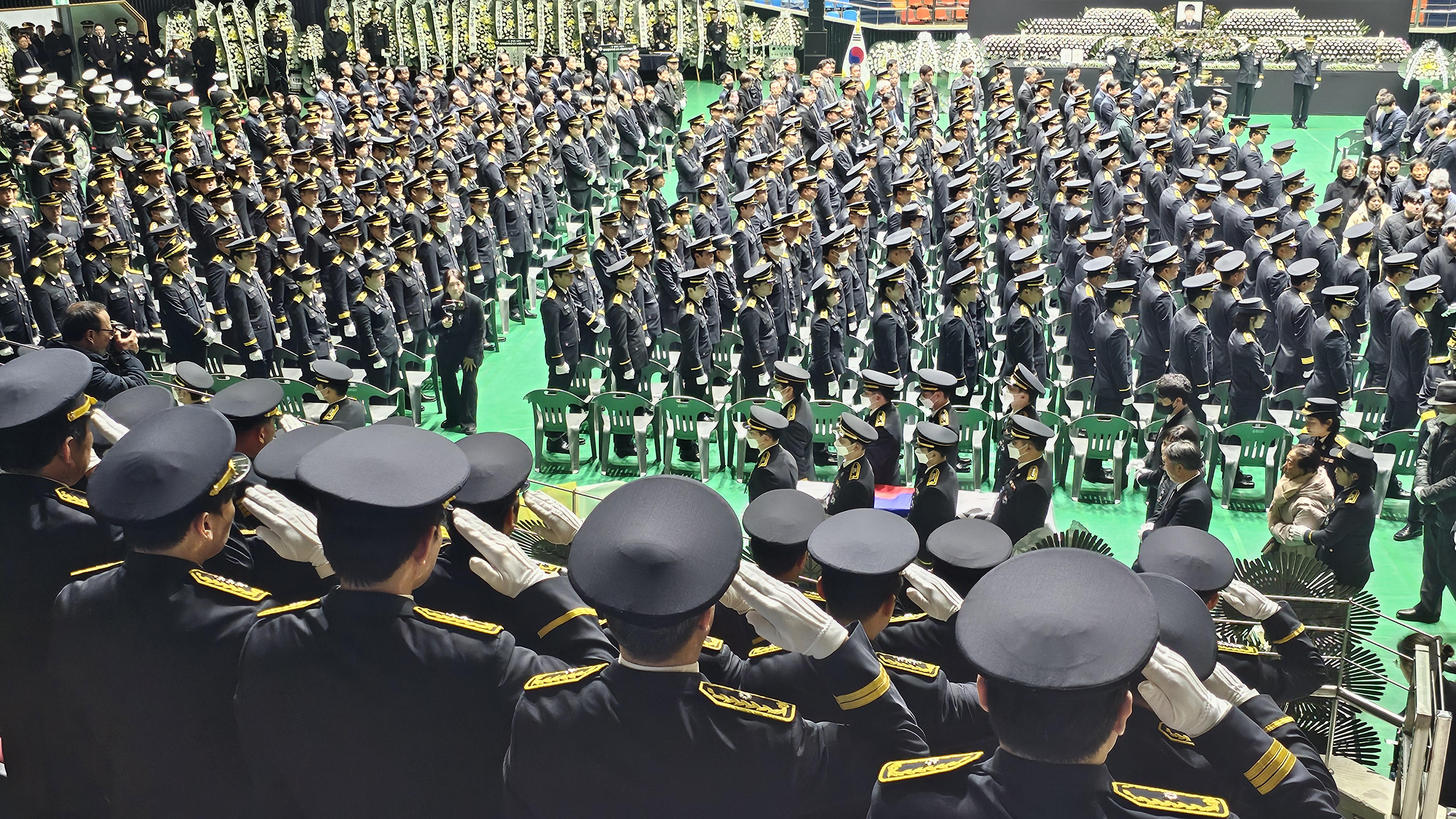 5일 오전 제주시 한라체육관에서 거행된 고(故) 임성철 소방장 영결식에서 태극기에 둘러싸인 고인의 관이 옮겨지고 있다. 민소영 기자