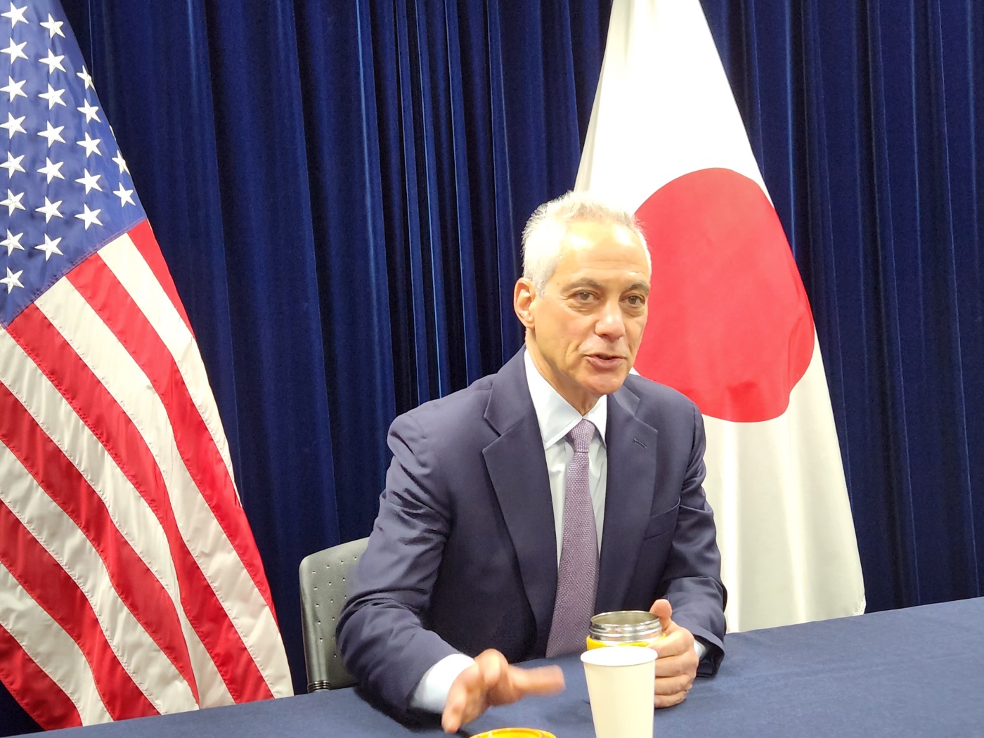 람 이매뉴얼 주일 미국대사가 5일 일본 도쿄에 있는 미국대사관에서 한·일 기자들과 만나 한미일 협력의 의미를 설명하고 있다.
