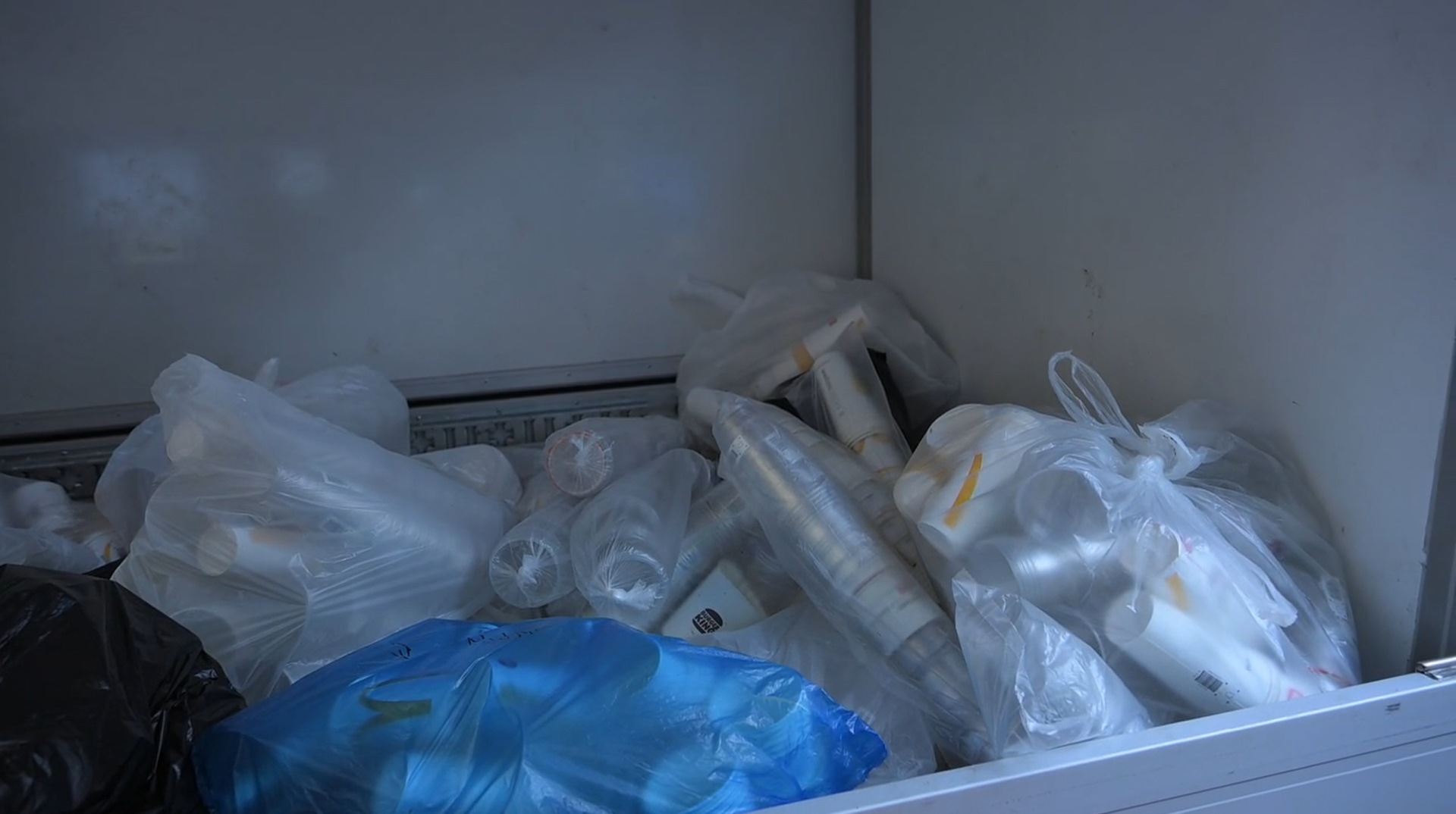 압축장을 거쳐 재활용 공장으로 가기 위해 수거된 보증금제 컵들이 수거업체 트럭에 실려 있다.