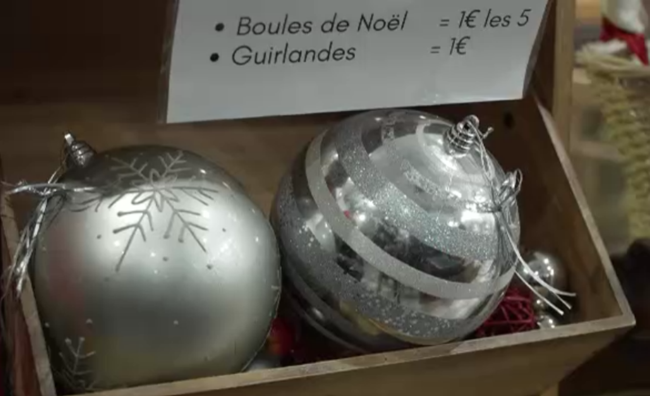 중고물품점에서 크리스마스 트리 장식용 공을 5개에 1유로(한화 약 1,400원)에 판다고 쓰여 있다. 새 제품 가격의 10분의 1 정도이다.
