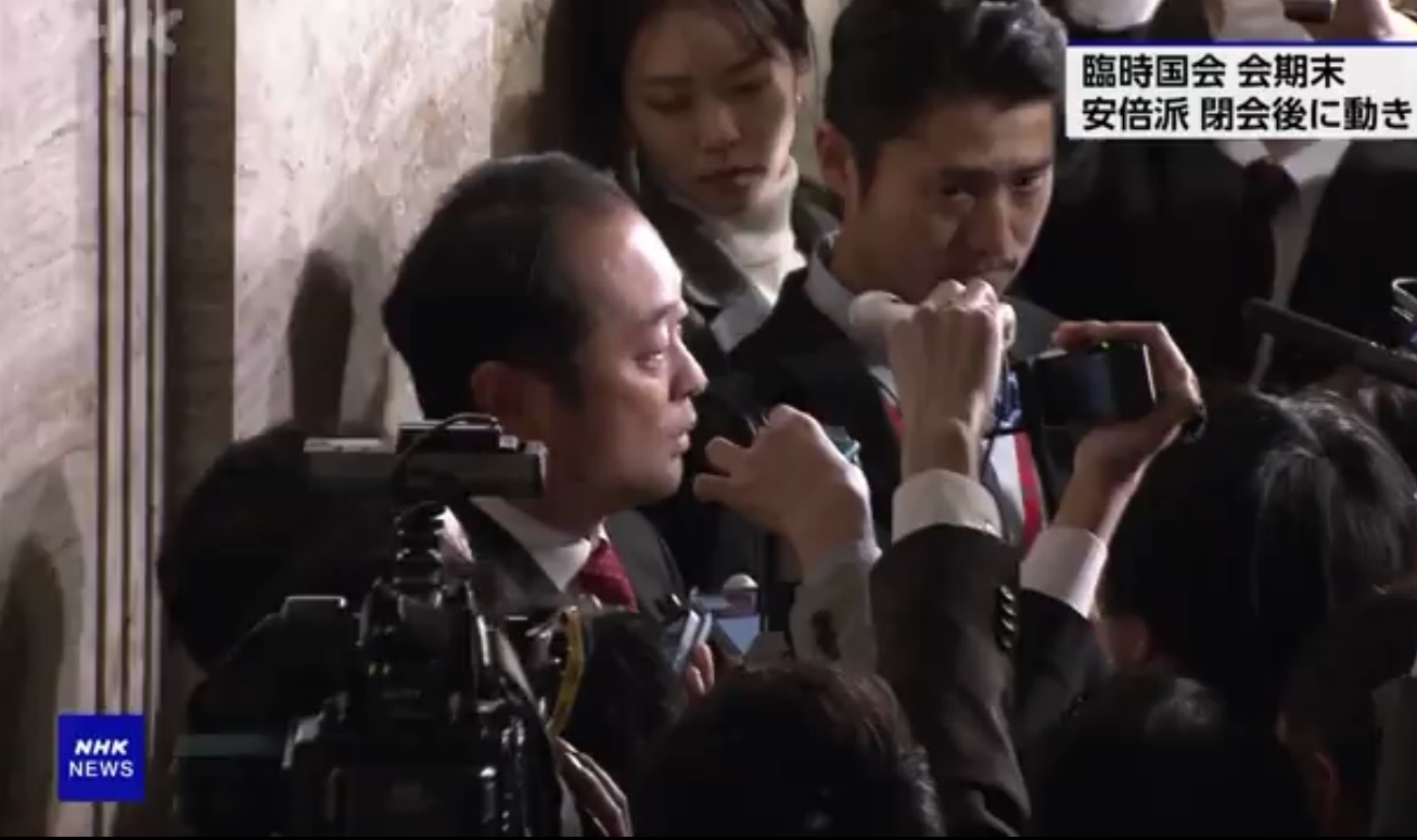 기자들에게 ‘파벌의 지시’였다고 폭로하는 미야자와 히로유키 방위부대신