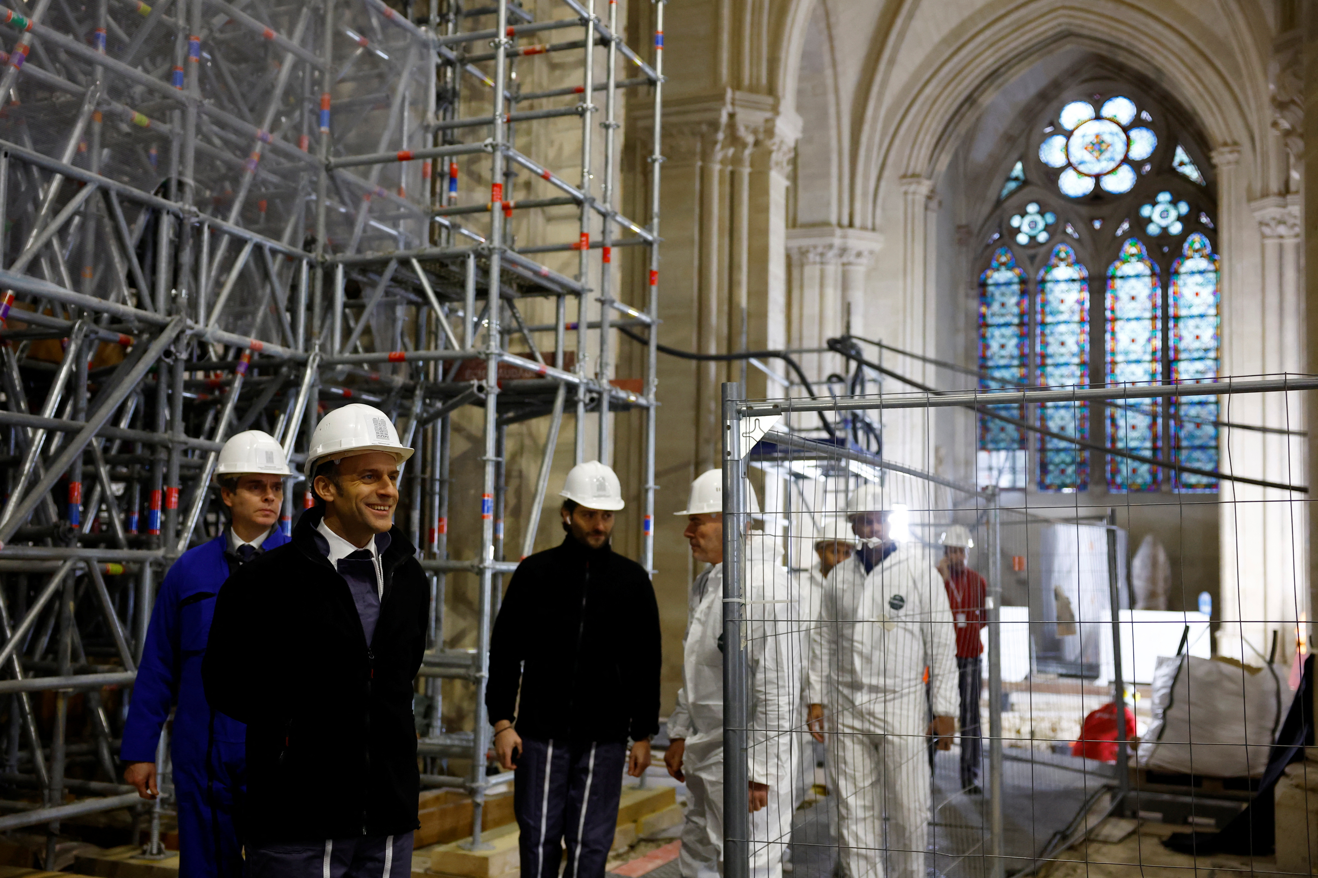 12월 8일, 마크롱 프랑스 대통령이 노트르담 대성당 복구 현장을 시찰하고 있다.